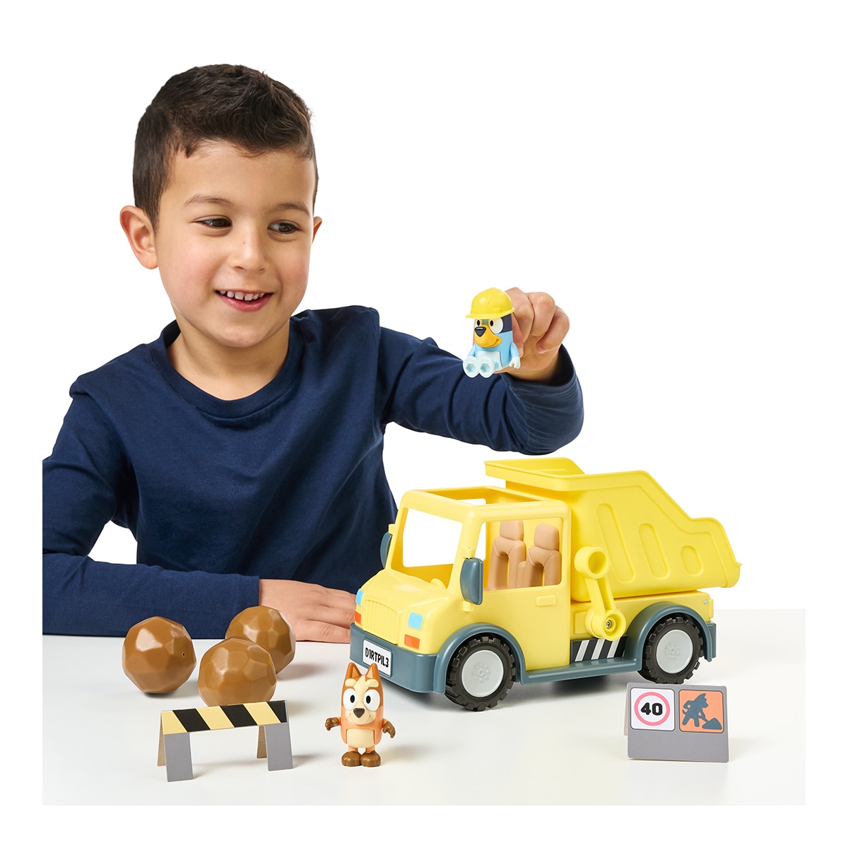 Camión basculante con figuras exclusivas con un casco de seguridad y Bingo manchada de barro Bluey Moose 2