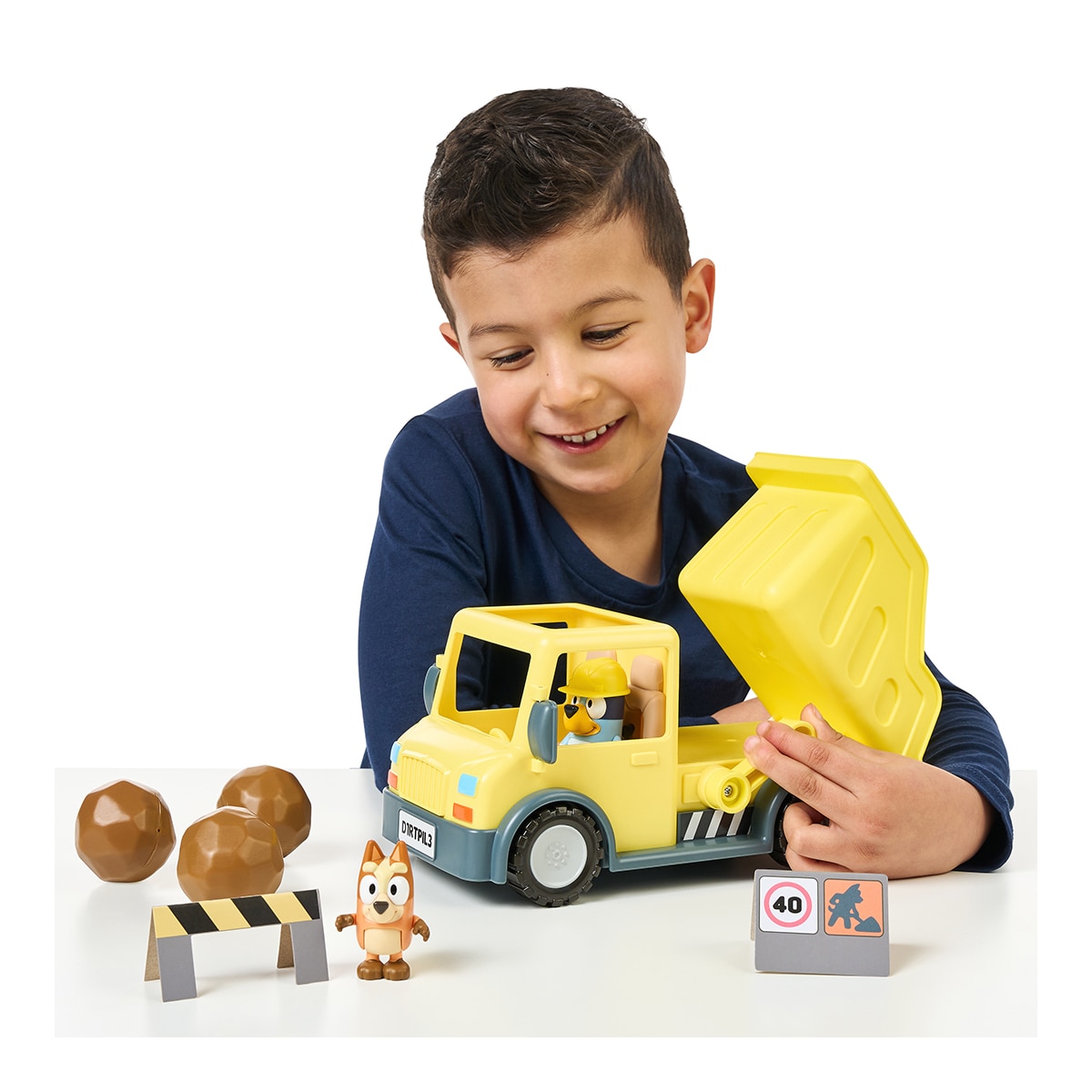 Camión basculante con figuras exclusivas con un casco de seguridad y Bingo manchada de barro Bluey Moose 7