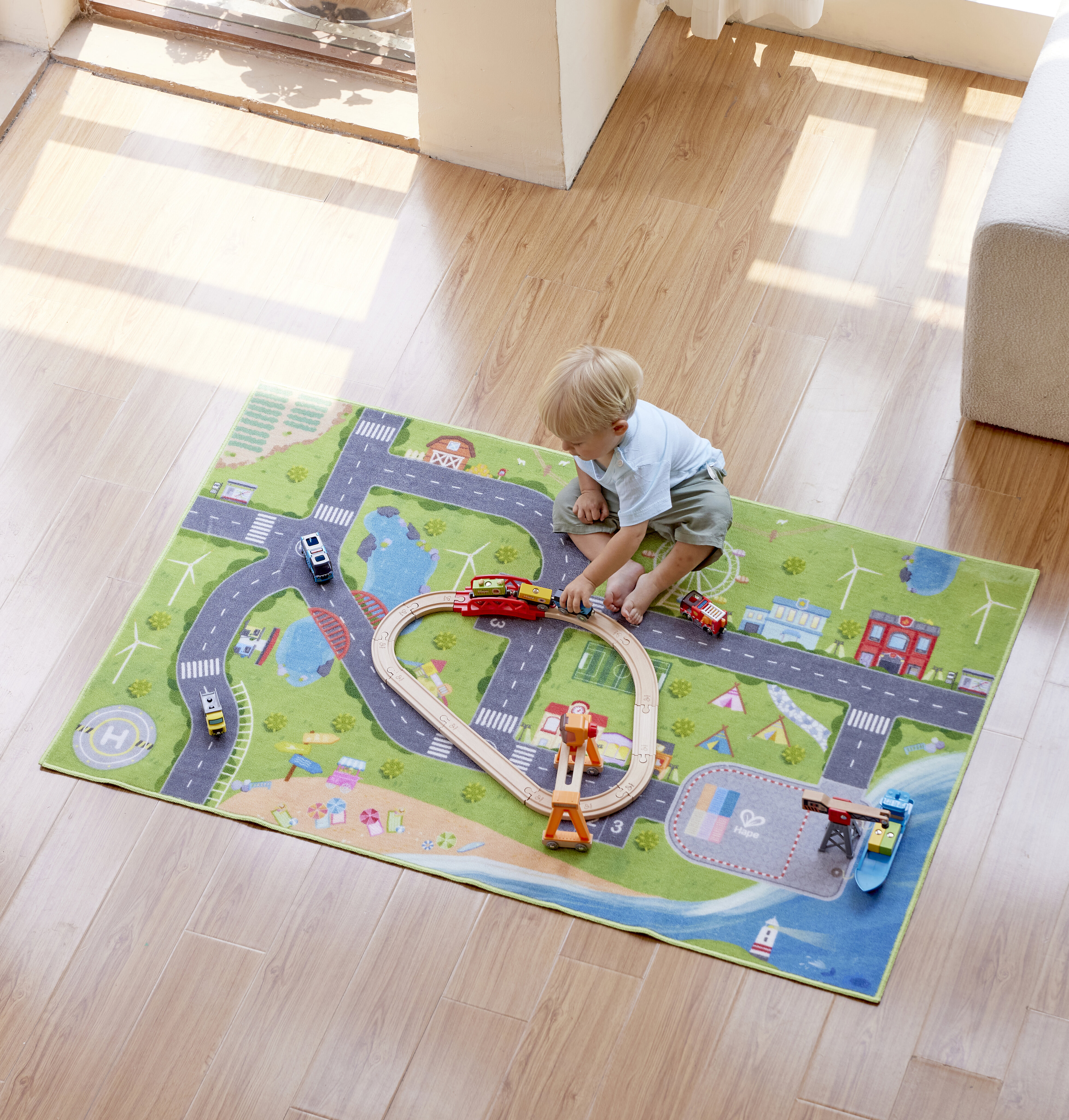 Alfombra circuito trenes y coches Hape 5