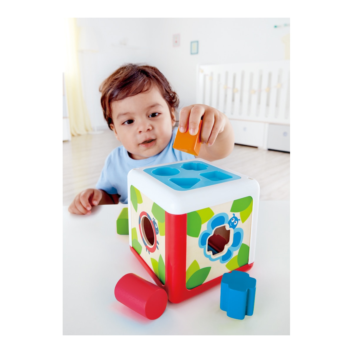 Cubo clasificador por forma juguete de madera Hape 3