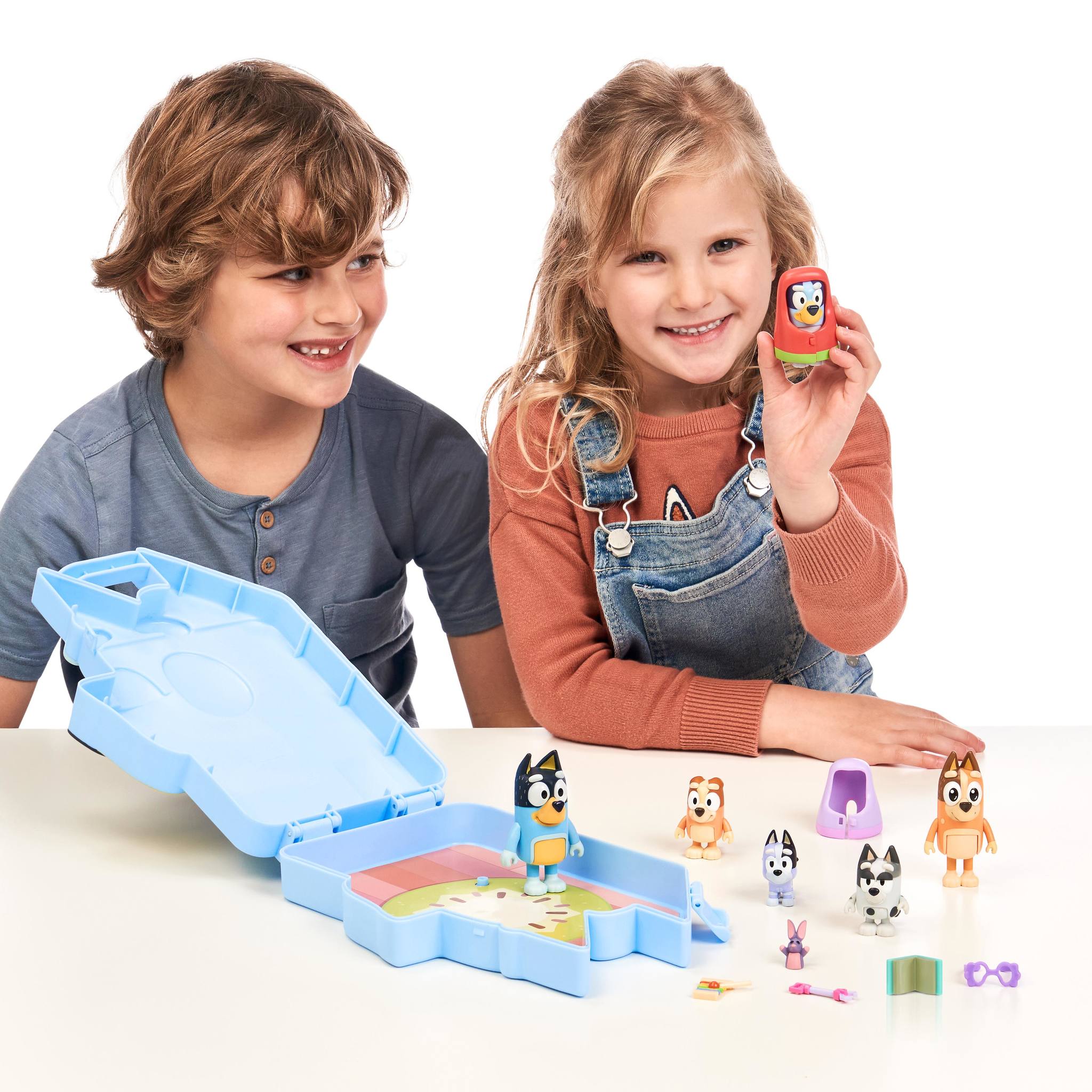 Mañetín con figuras Bluey Famosa 2