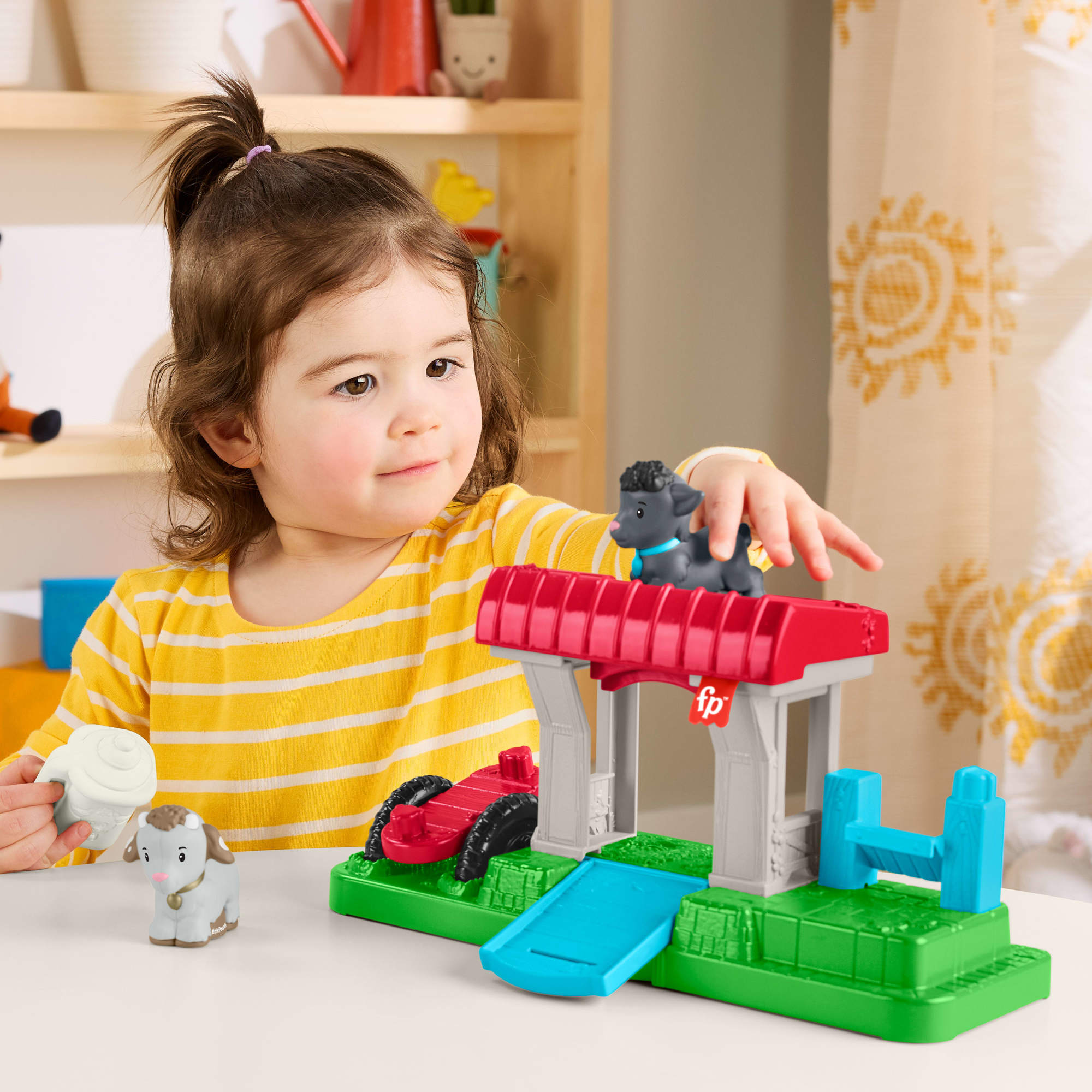 Fisher-Price Little People Campo de cabritas Alimenta y juega, conn dos figuras y un accesorio para niños y niñas pequeños a partir de 1 año 2