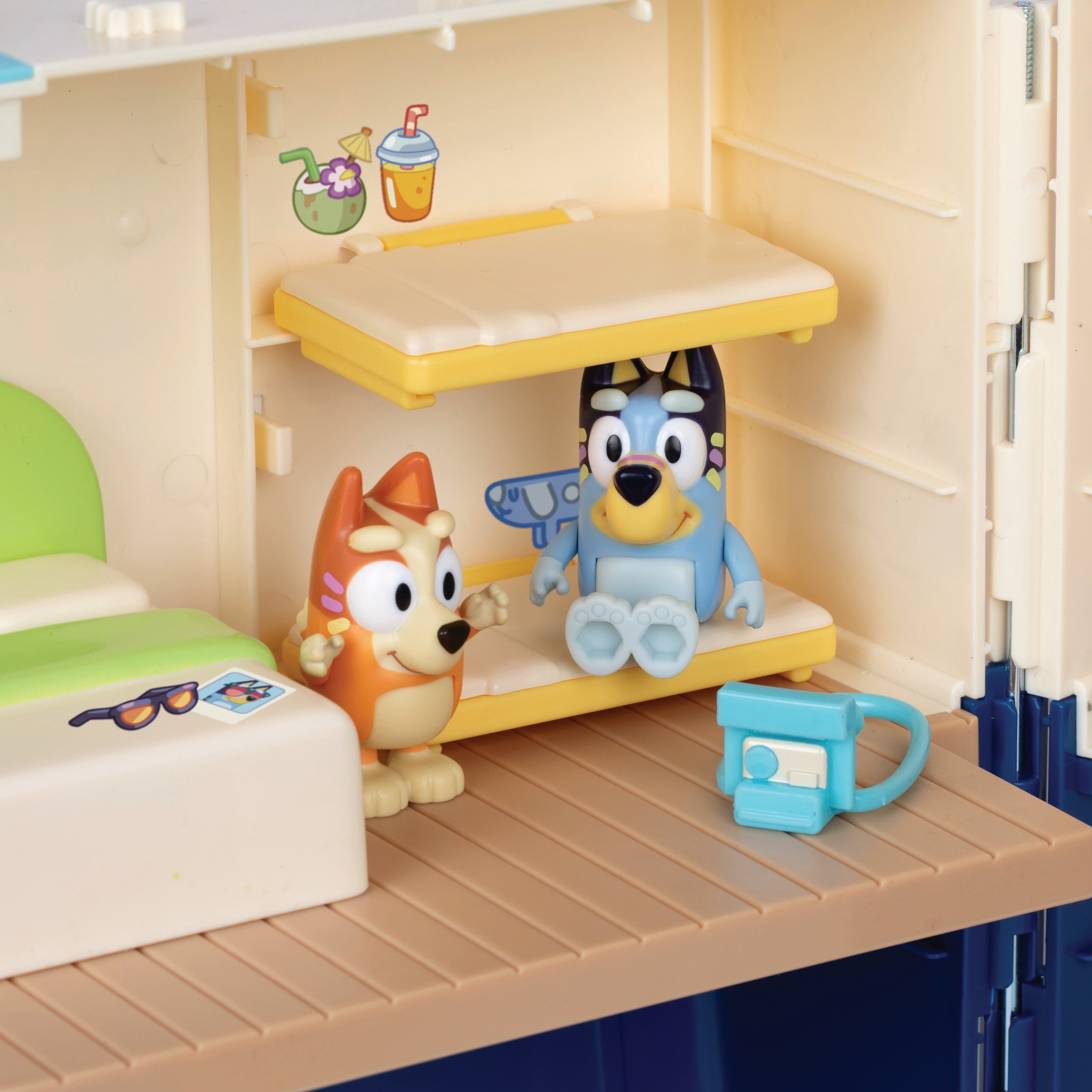 Playset Barco de Crucero con 6 zonas de juego y más de 10 accesorios Bluey 6