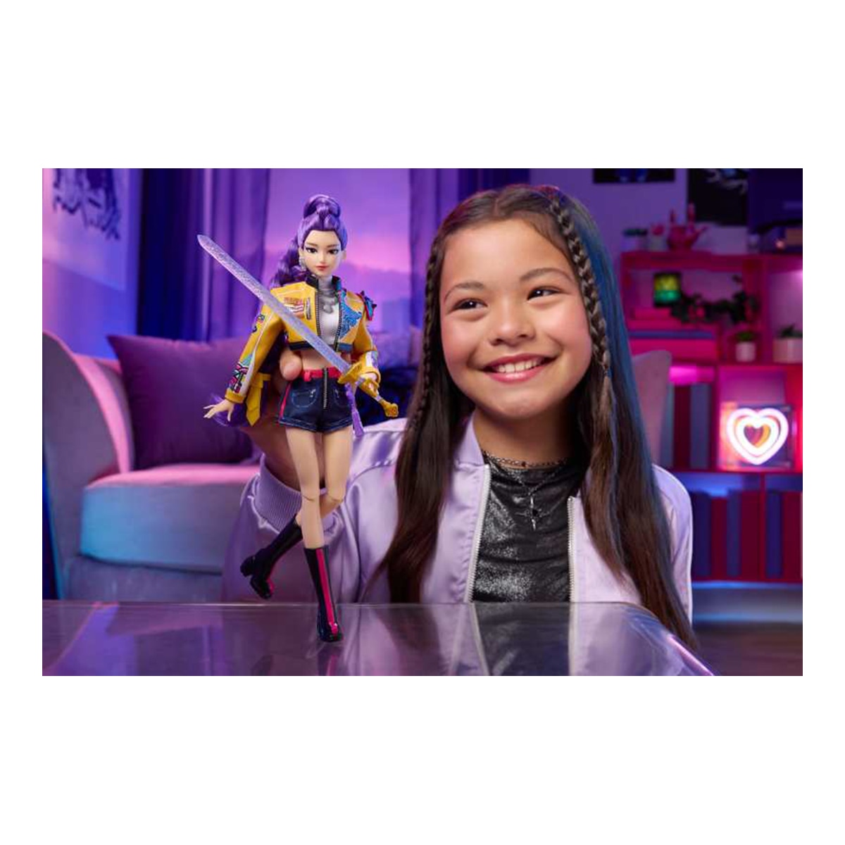 Muñeca Rumi HUNTR/X con el conjunto de la actuación "How It's Done" y accesorio de espada Netflix 3
