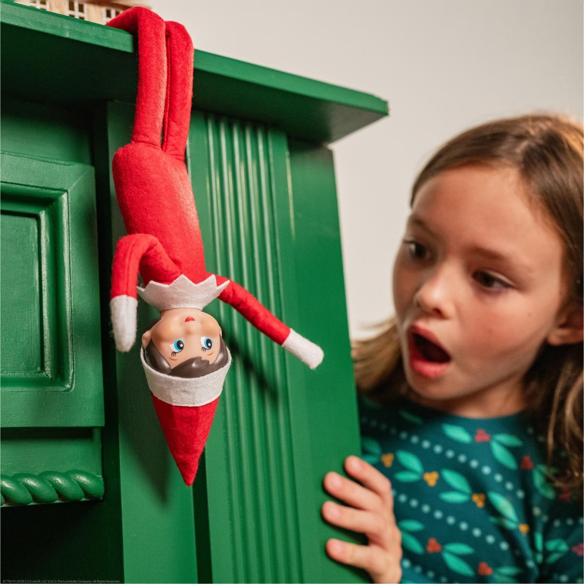 THE ELF ON THE SHELF: CUENTO Y MUÑECO ARTICULADO ELFO NIÑA 8