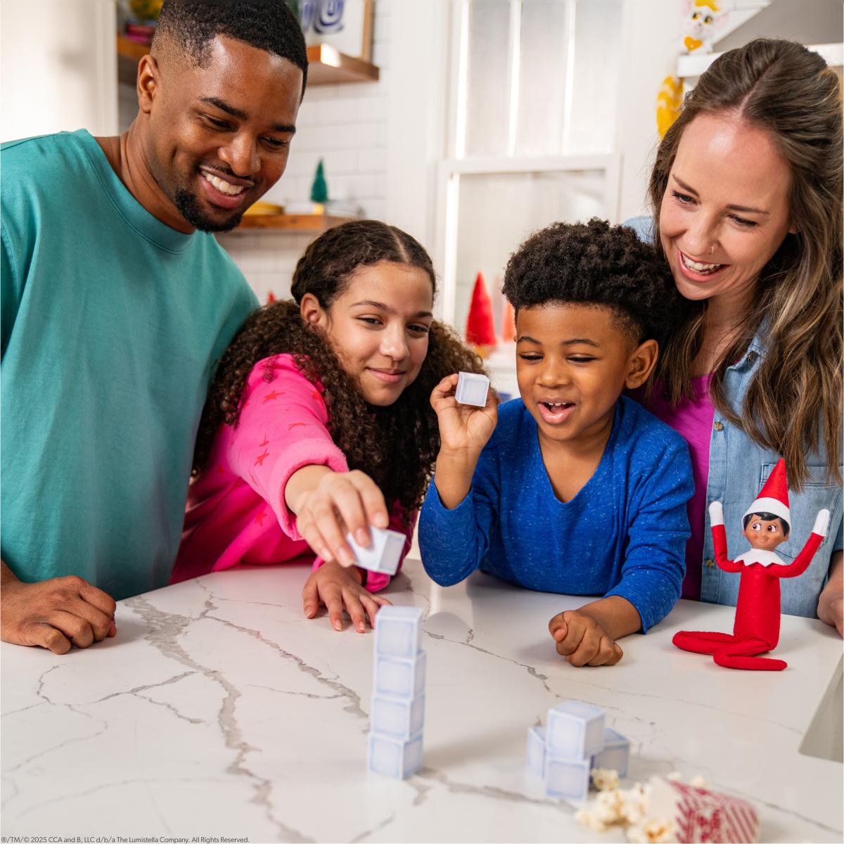 THE ELF ON THE SHELF: KIT DE IDEAS DIVERTIDAS CON 80 ACCESORIOS 14