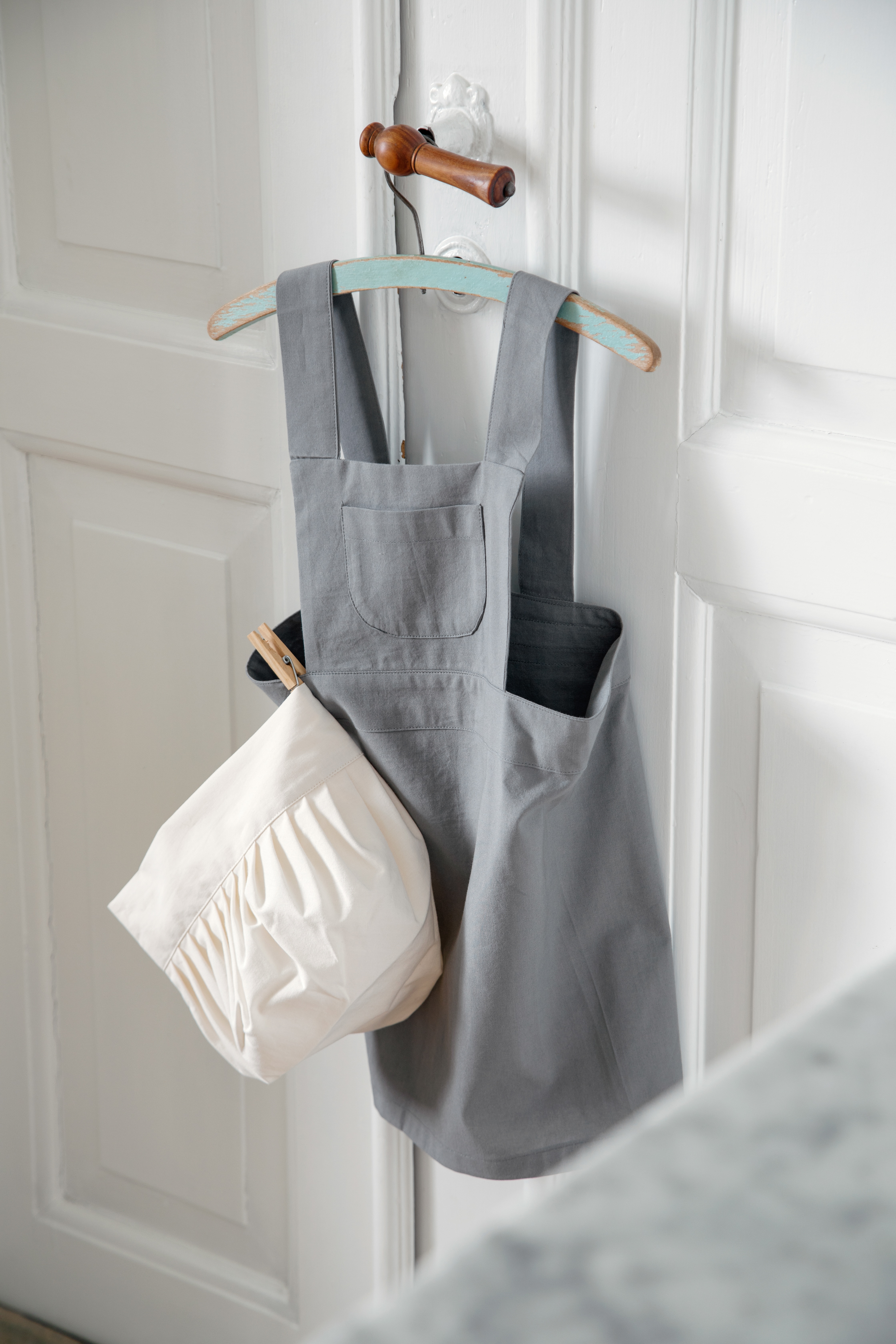 Set de delantal y gorro, gris clásico y blanco clásico 2