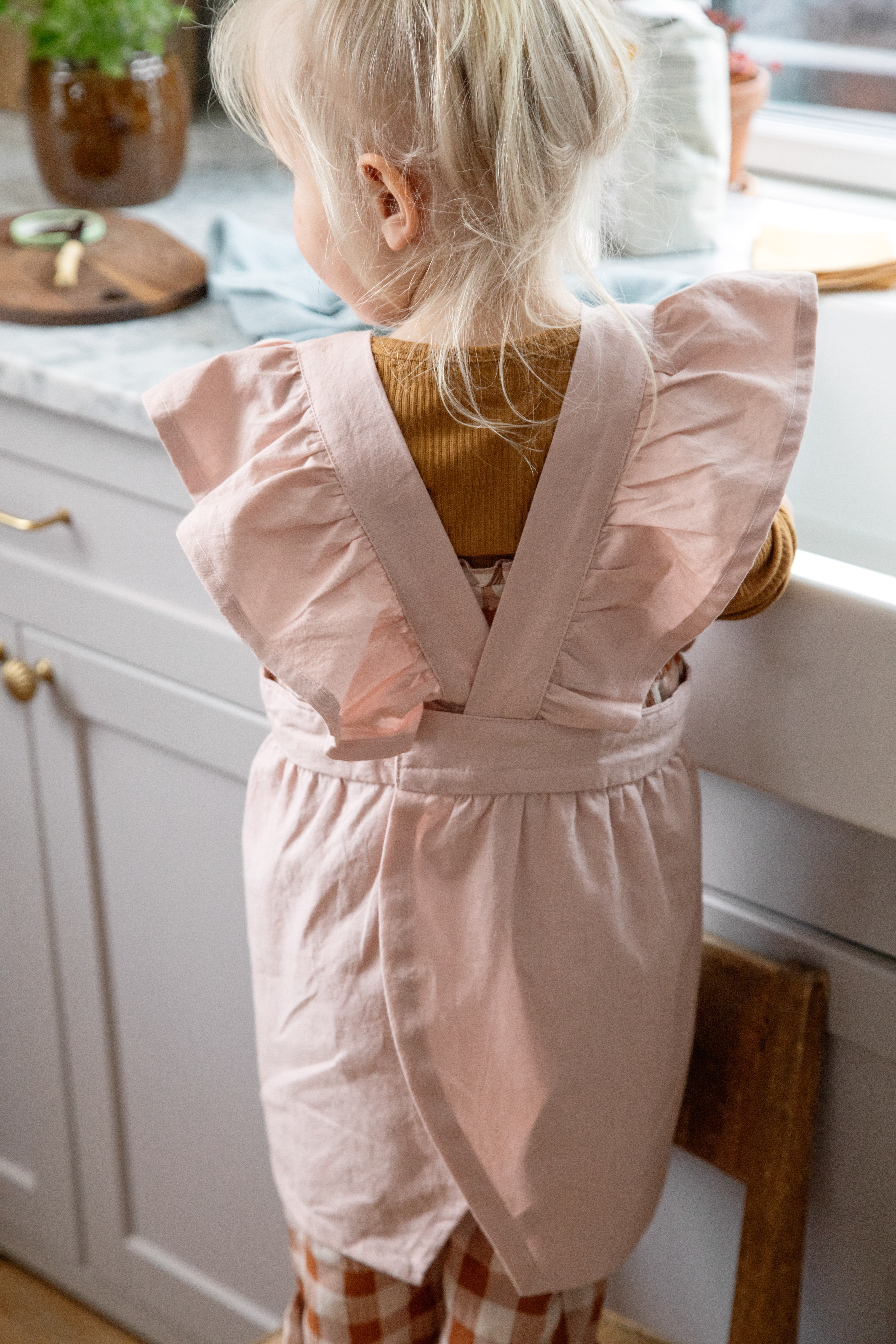 Set de delantal y gorro, rosa empolvado y blanco clásico 4