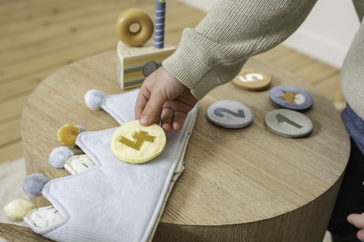 Corona de cumpleaños con números azul 9