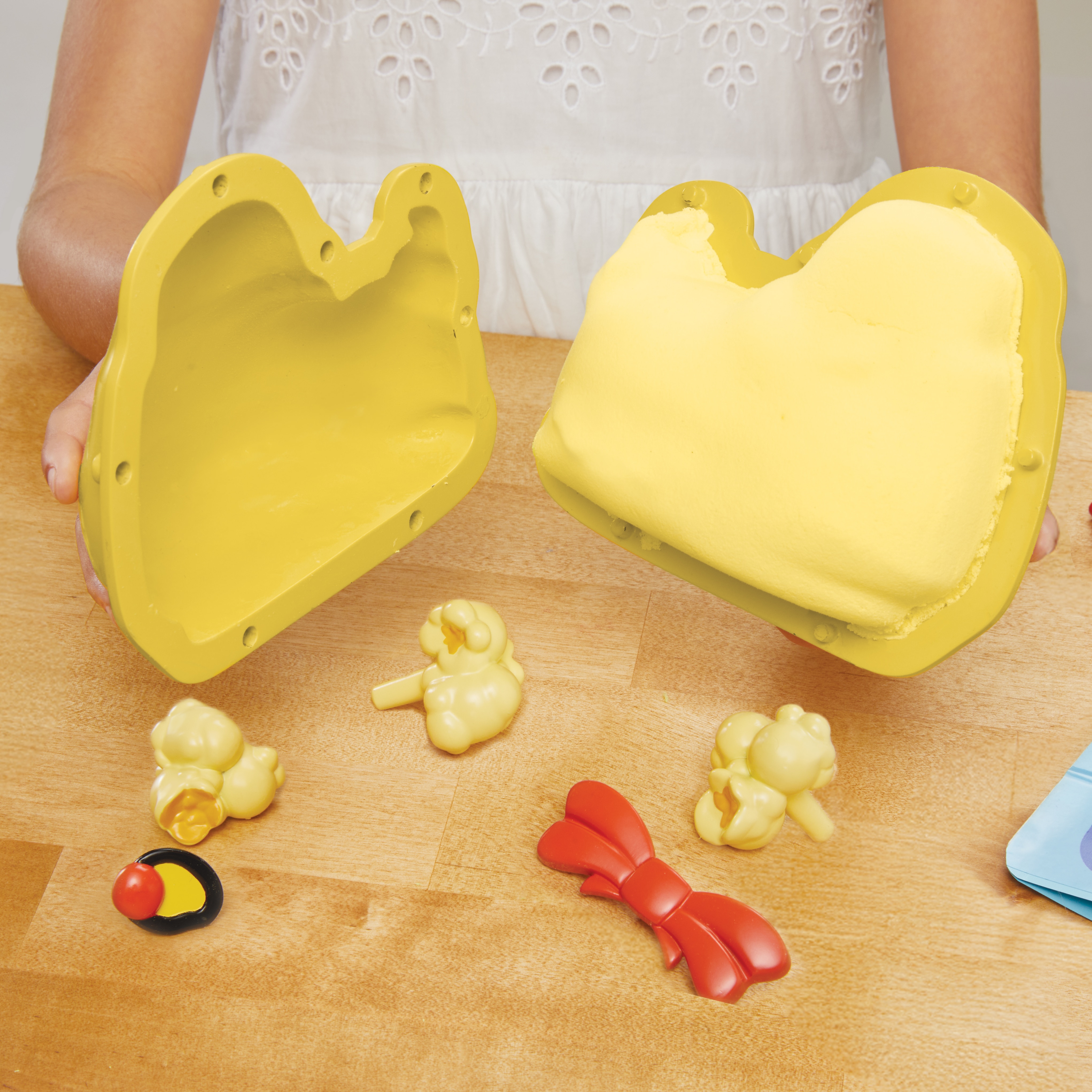 Creative Chefs Bluey-Duck Cake Kit 4