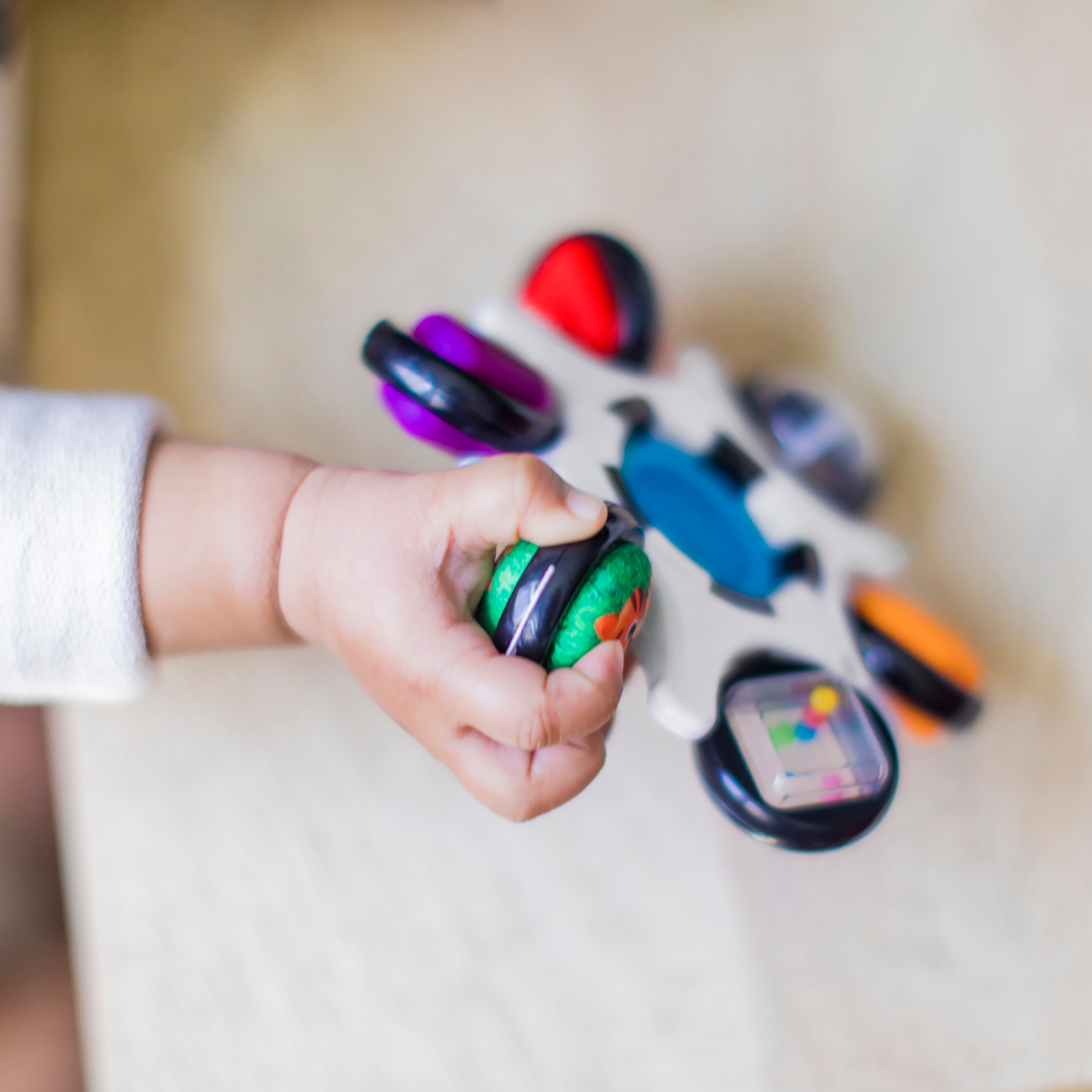 Sonajero mordedor curiosity clutch twist & pop de Baby Einstein 4