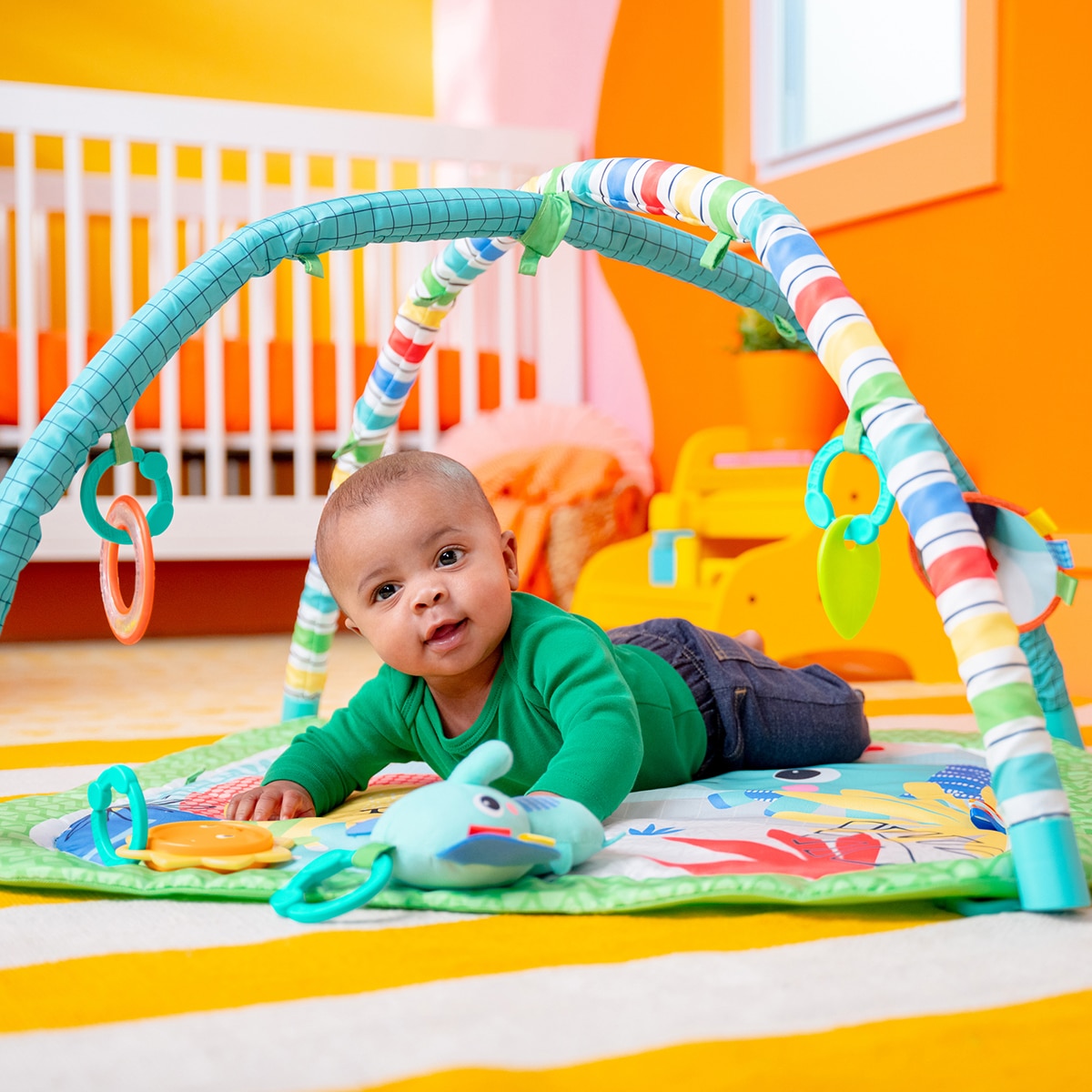 Gimnasio para bebés Activity Gym plegable Wild Wiggles Bright Starts 10