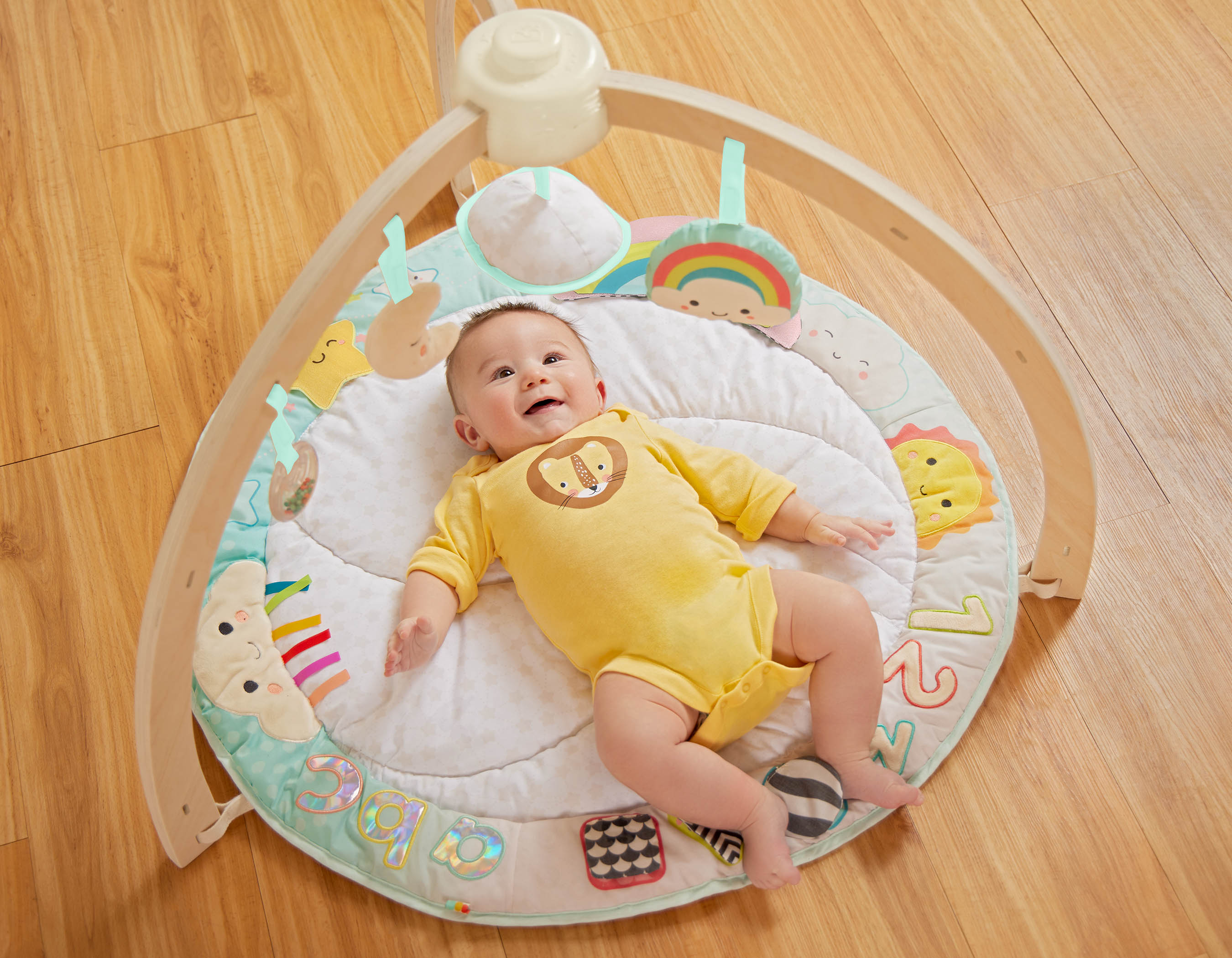 Gimansio de madera para bebés B. Toys 2