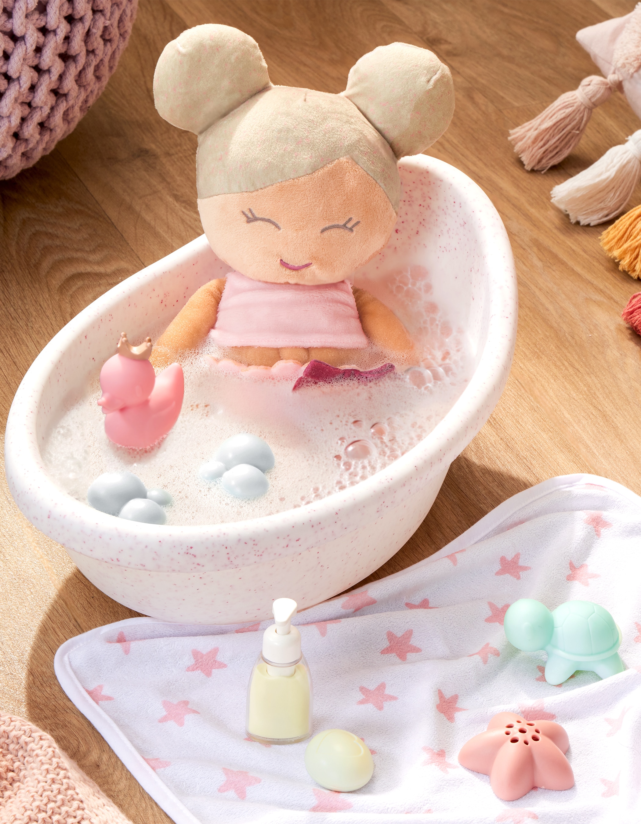 Bañera con accesorios para muñeca bebe Lullababy 9