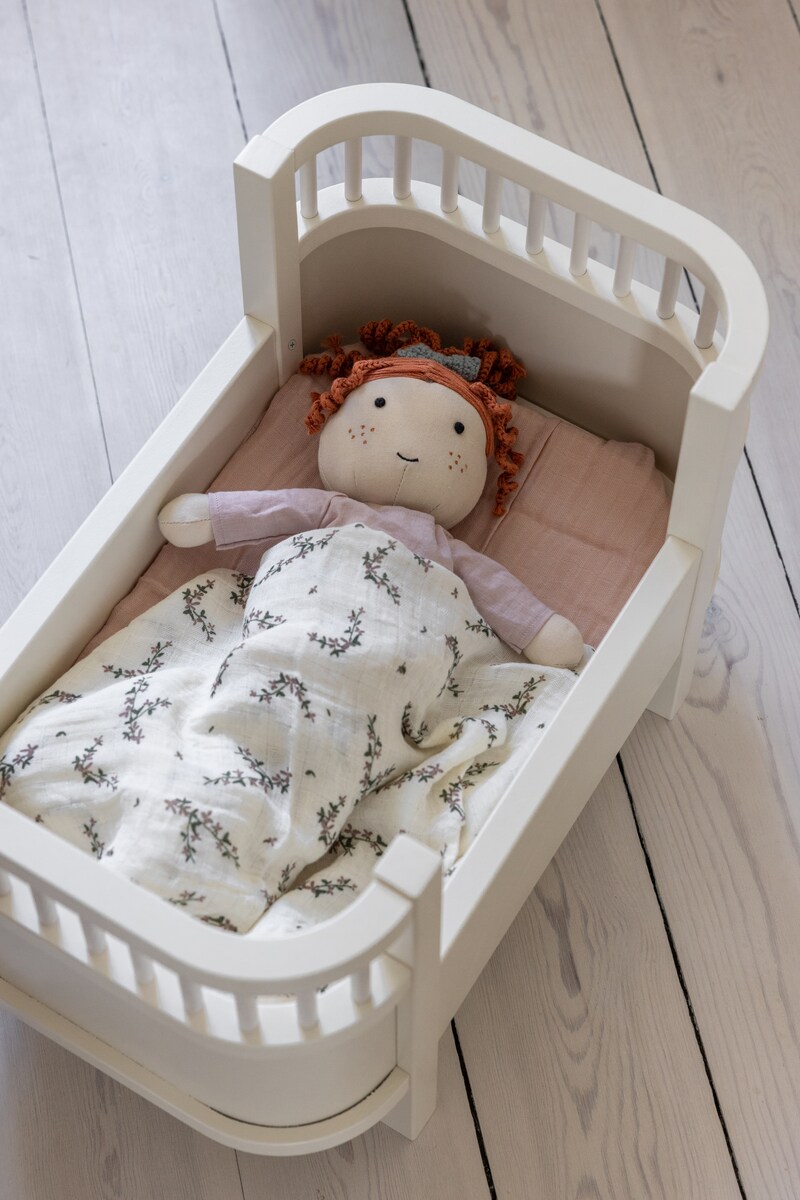 Cama de muñeca con colchon Sebra · Sebra · El Corte Inglés