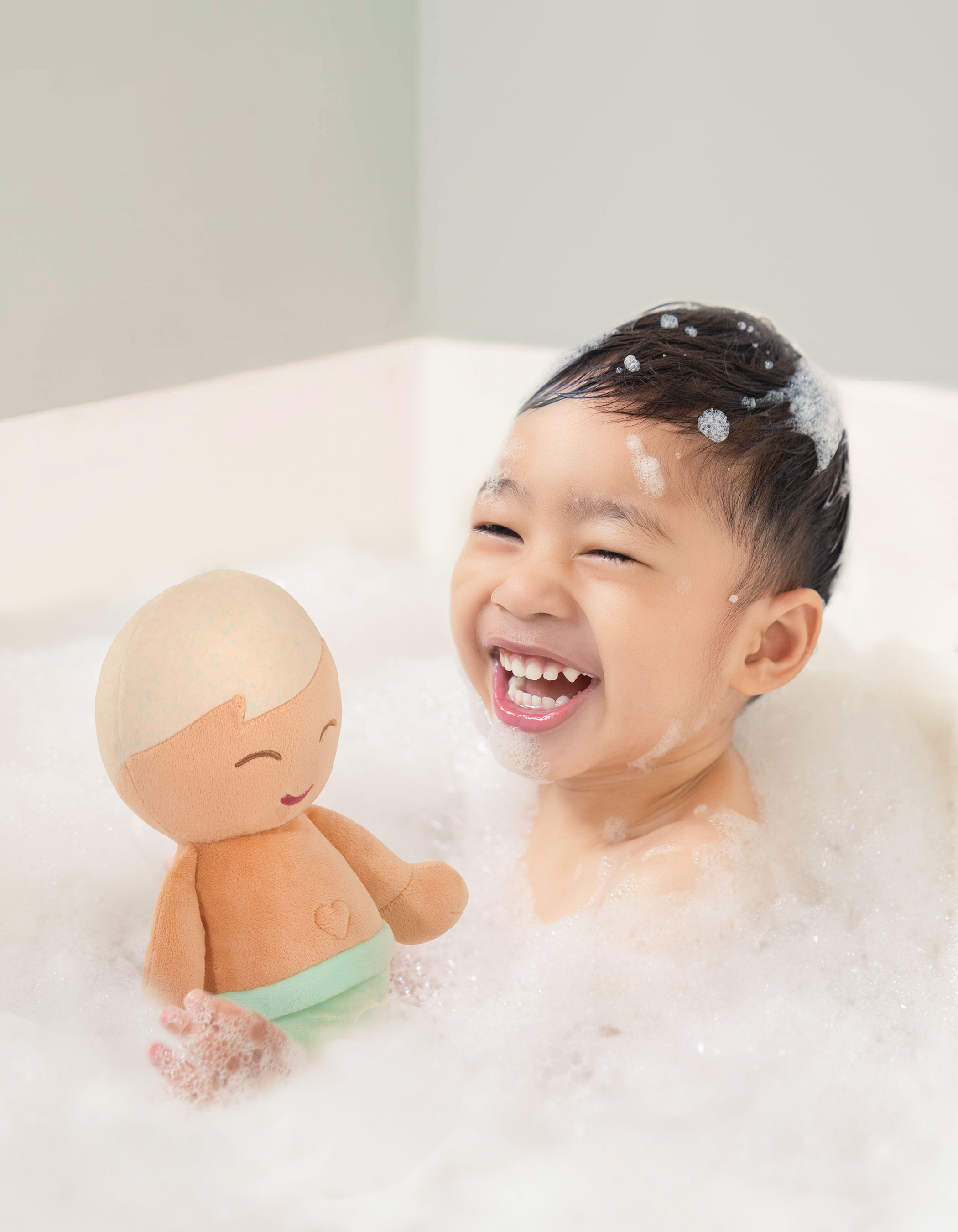Muñeco peluche de Baño pelo rubio Lullababy Bebe 6
