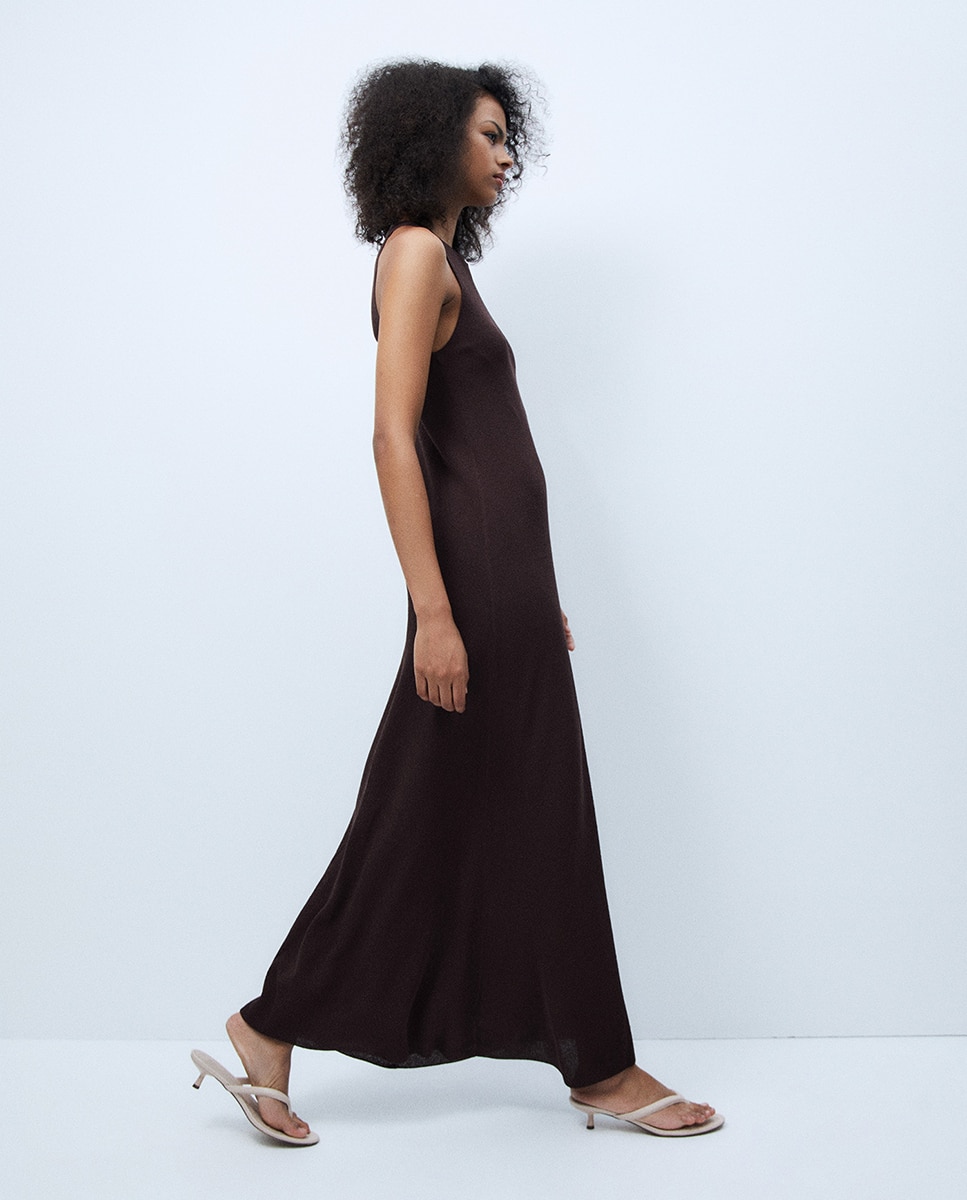 Vestido Liso com Gola Halter Castanho-4