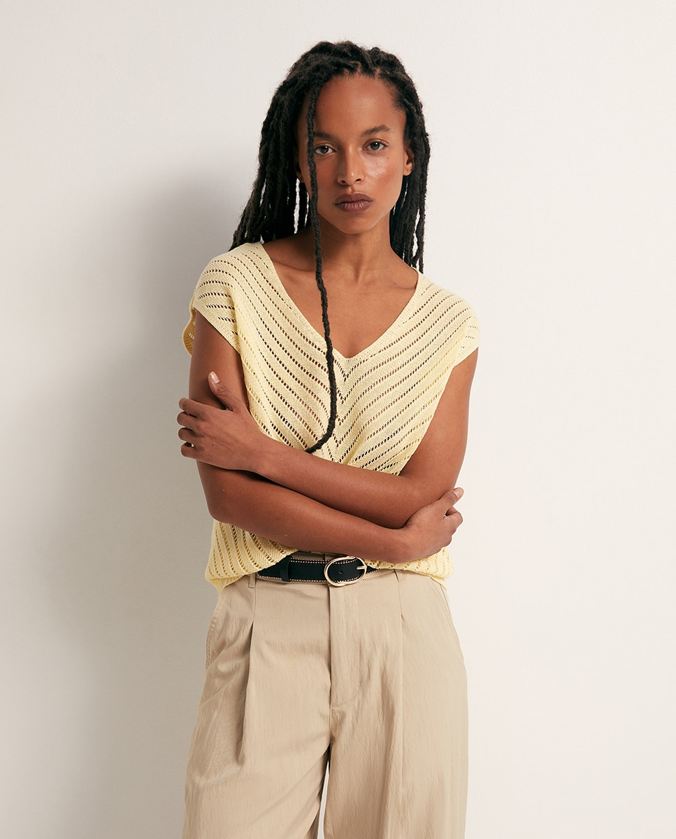 Top com Decote em Bico Amarelo-1