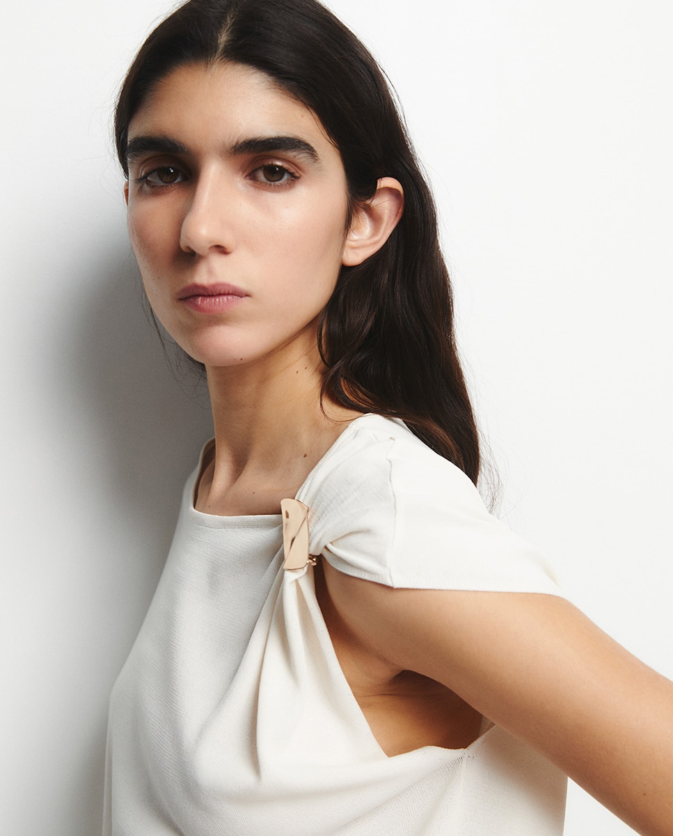 Top com aplique dourado Branco-marfim-3