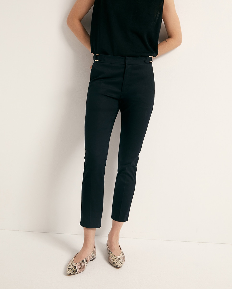 Calças Capri com Fivela Preto-2