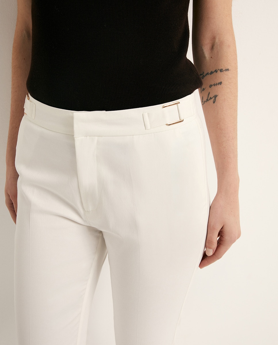Calças Capri com Fivela Branco-3