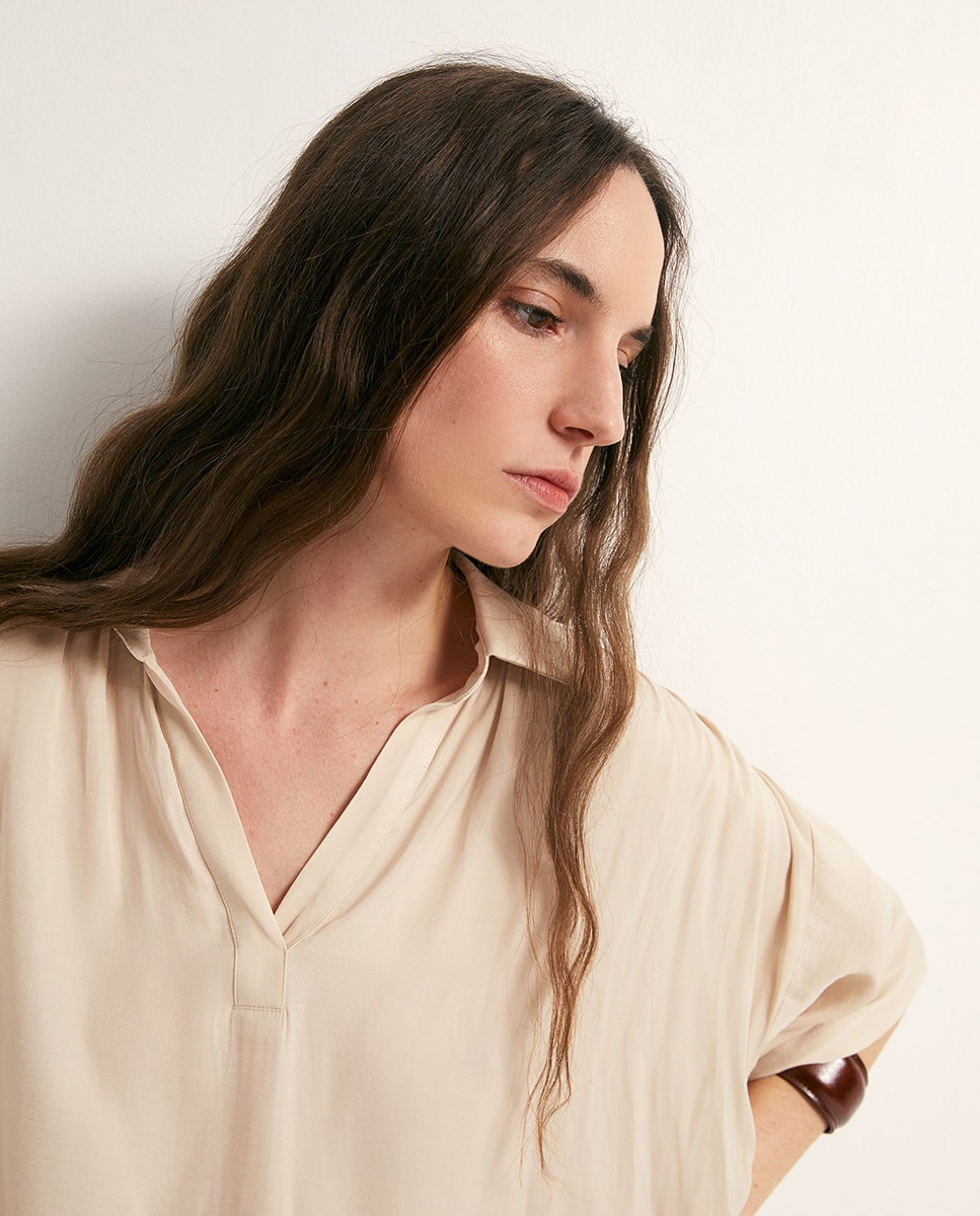 Blusa com Colarinho de Polo Bege-3
