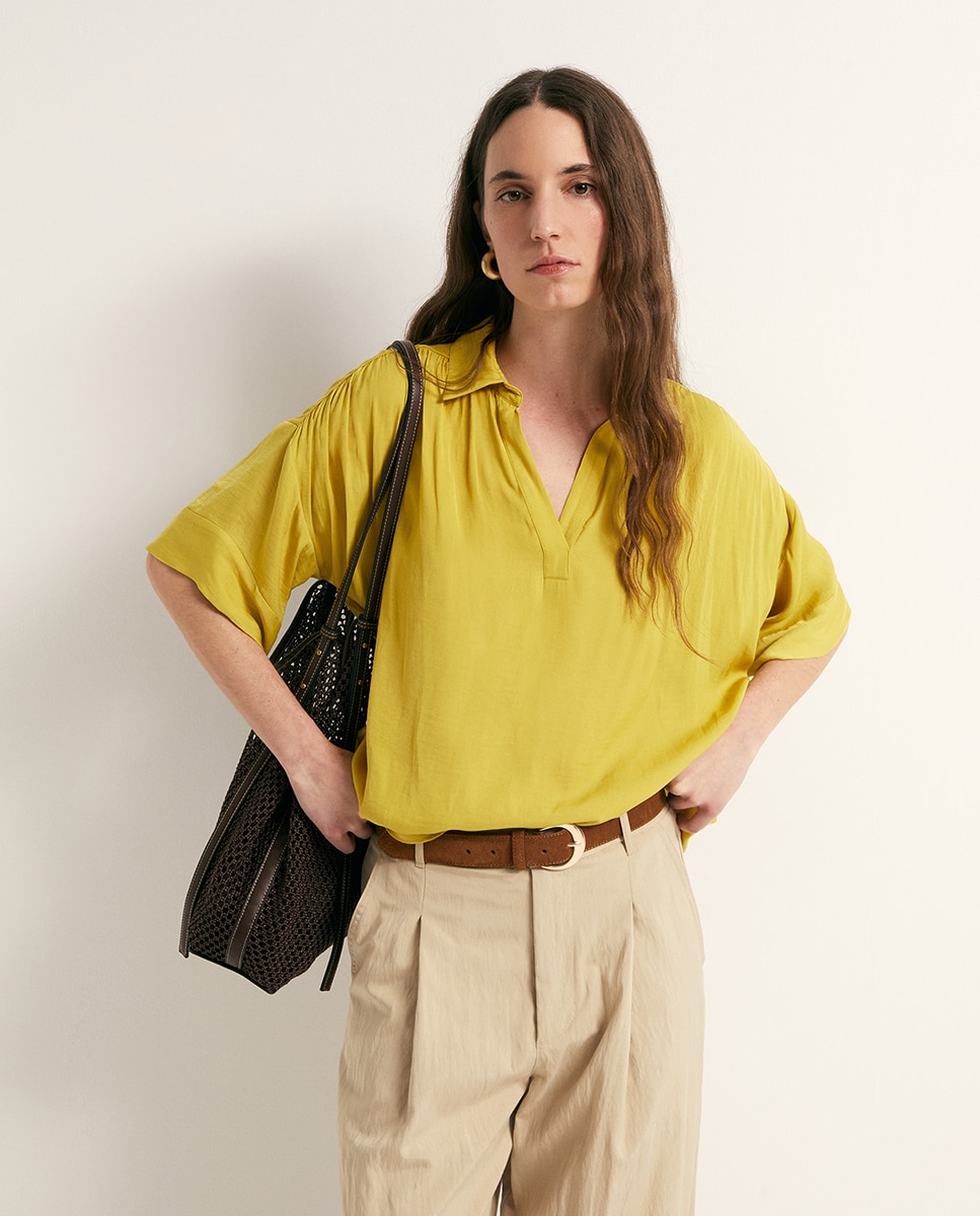 Blusa com Colarinho de Polo Amarelo-1