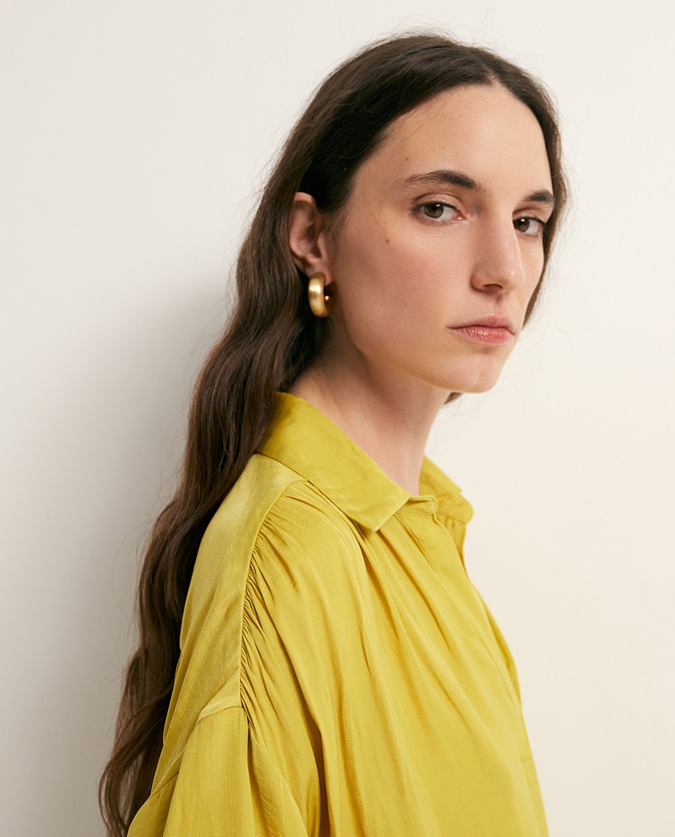 Blusa com Colarinho de Polo Amarelo-3