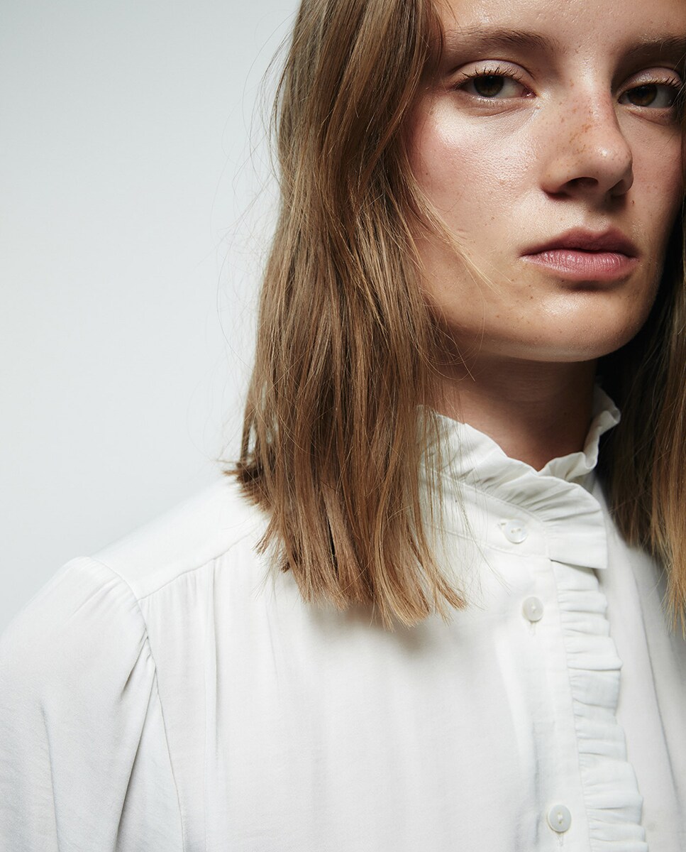 Blusa com Folho Franzido Branco-3