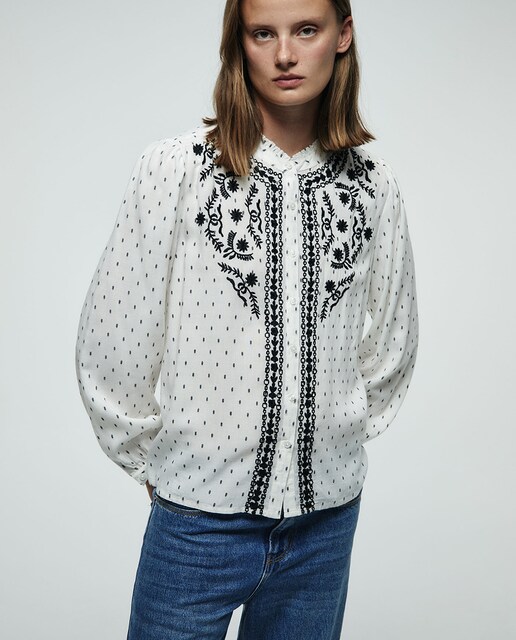 Imagen 0 de Blusa pechera bordada