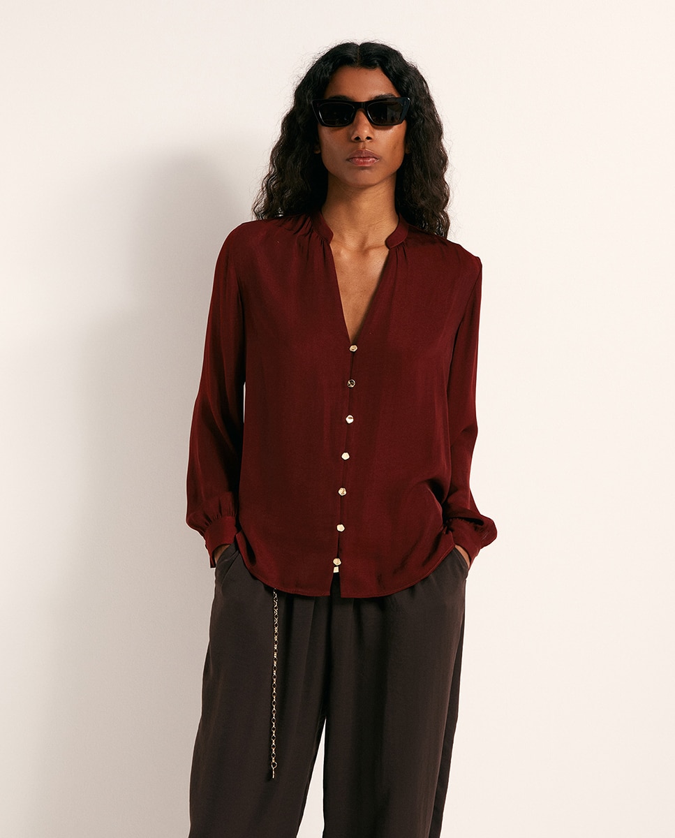 Imagem 0 de Blusa Fluida com Botão Dourado