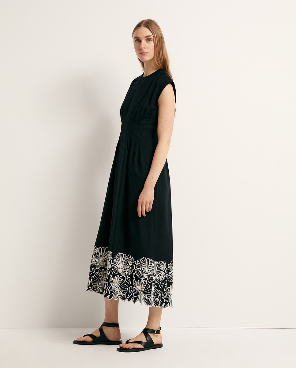 Vestido de Linho Bordado Preto-3