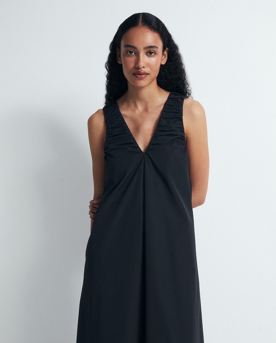 Vestido com Decote Franzido Preto-3