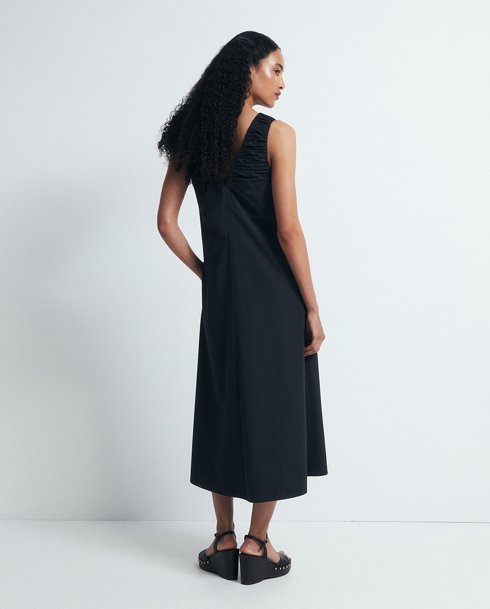 Vestido com Decote Franzido Preto-5