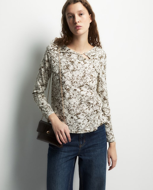 Imagem 0 de T-shirt com Peça Decorativa