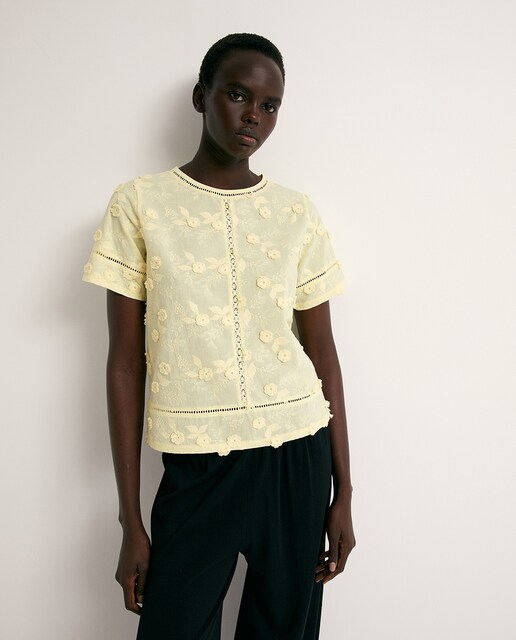 Imagen 0 de Camiseta flores bordadas