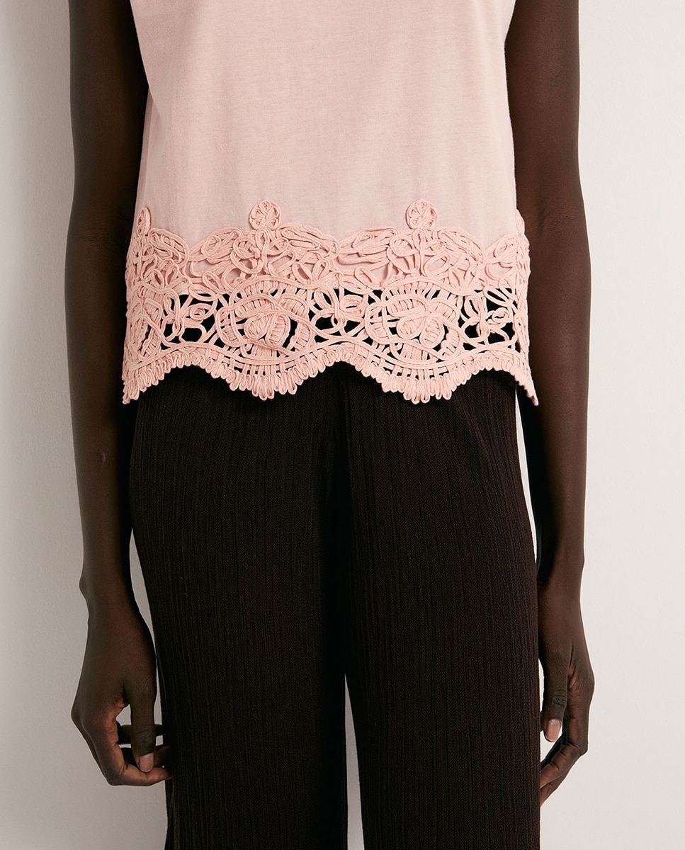 T-shirt com Crochet Rosa-3