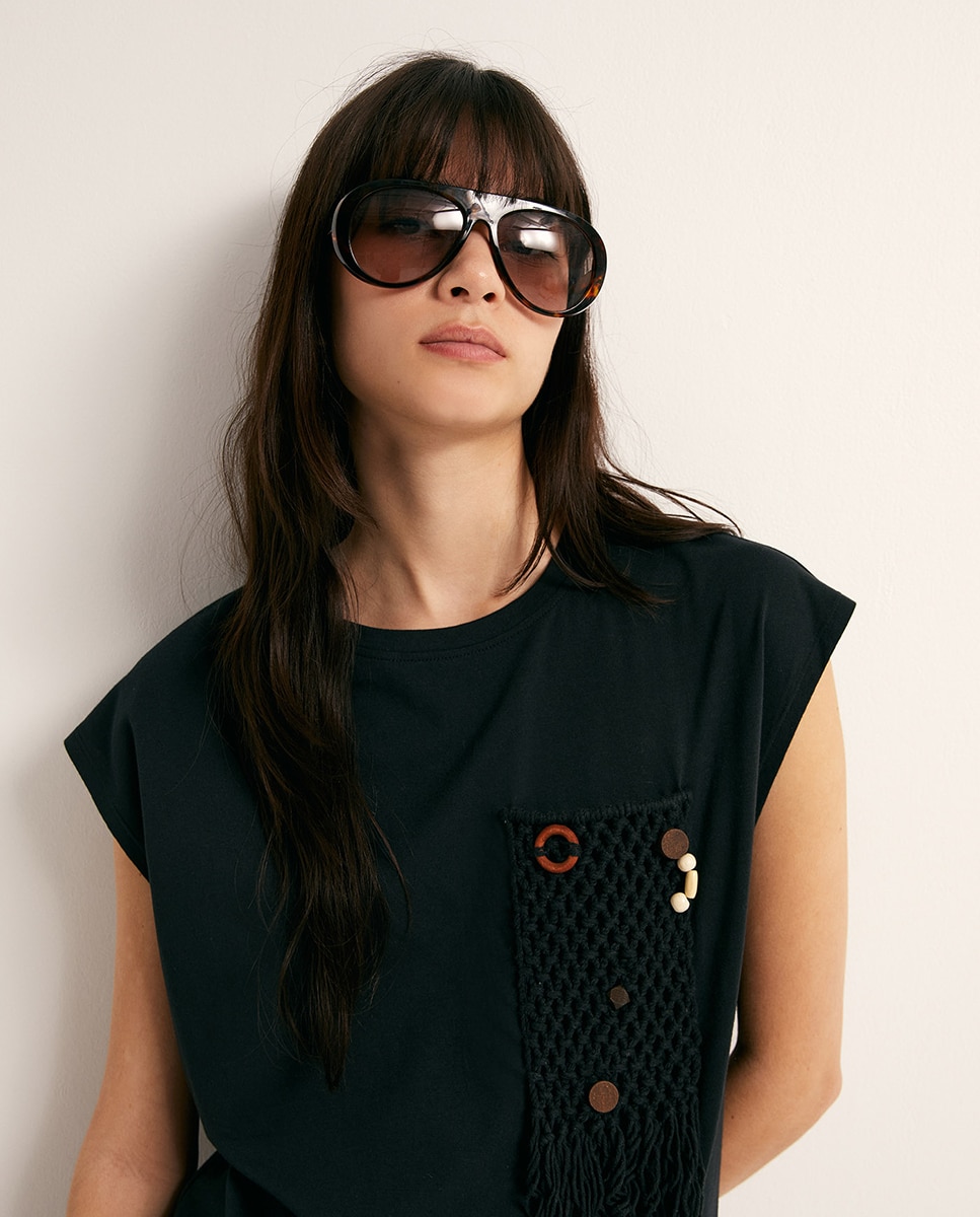 T-shirt com Bolso e Peças Preto-3