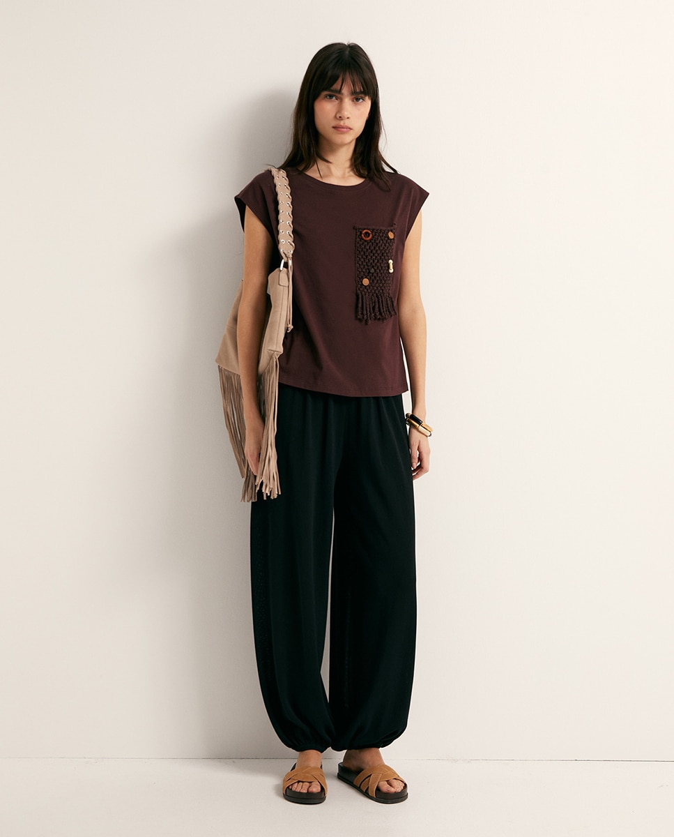 T-shirt com Bolso e Peças Chocolate-2