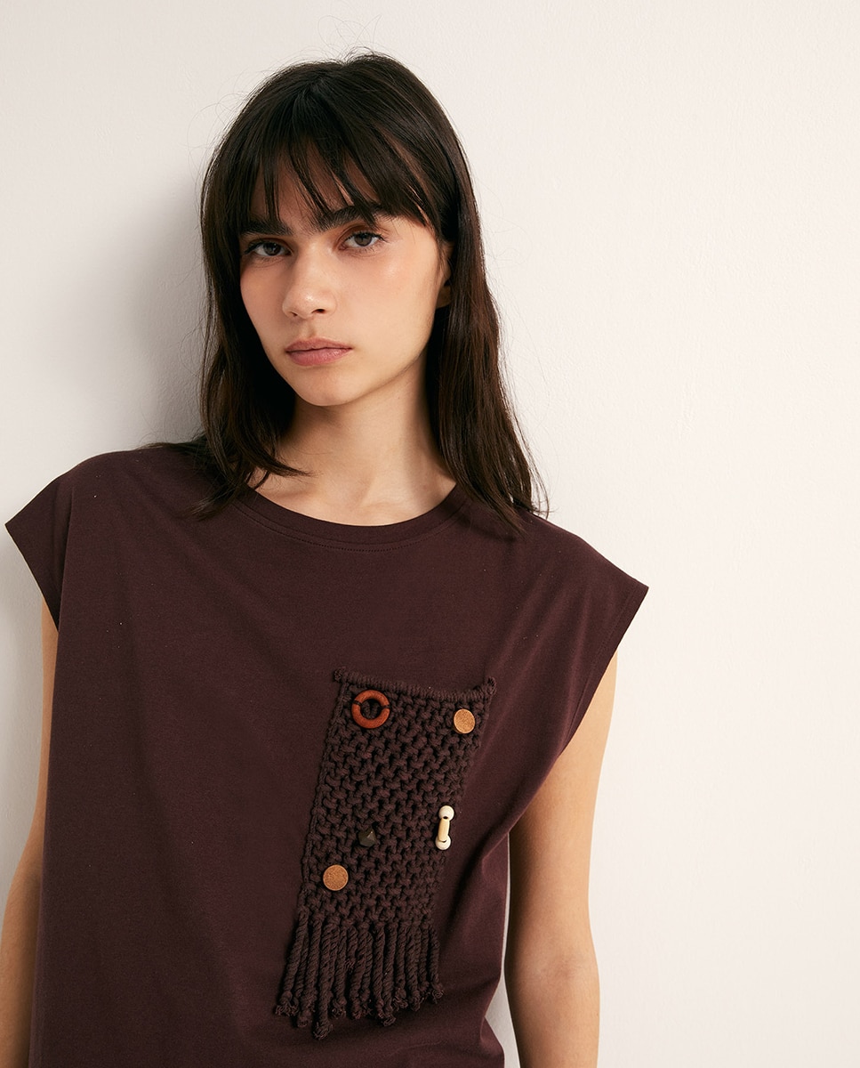 T-shirt com Bolso e Peças Chocolate-3