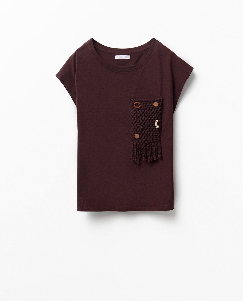 T-shirt com Bolso e Peças Chocolate-6