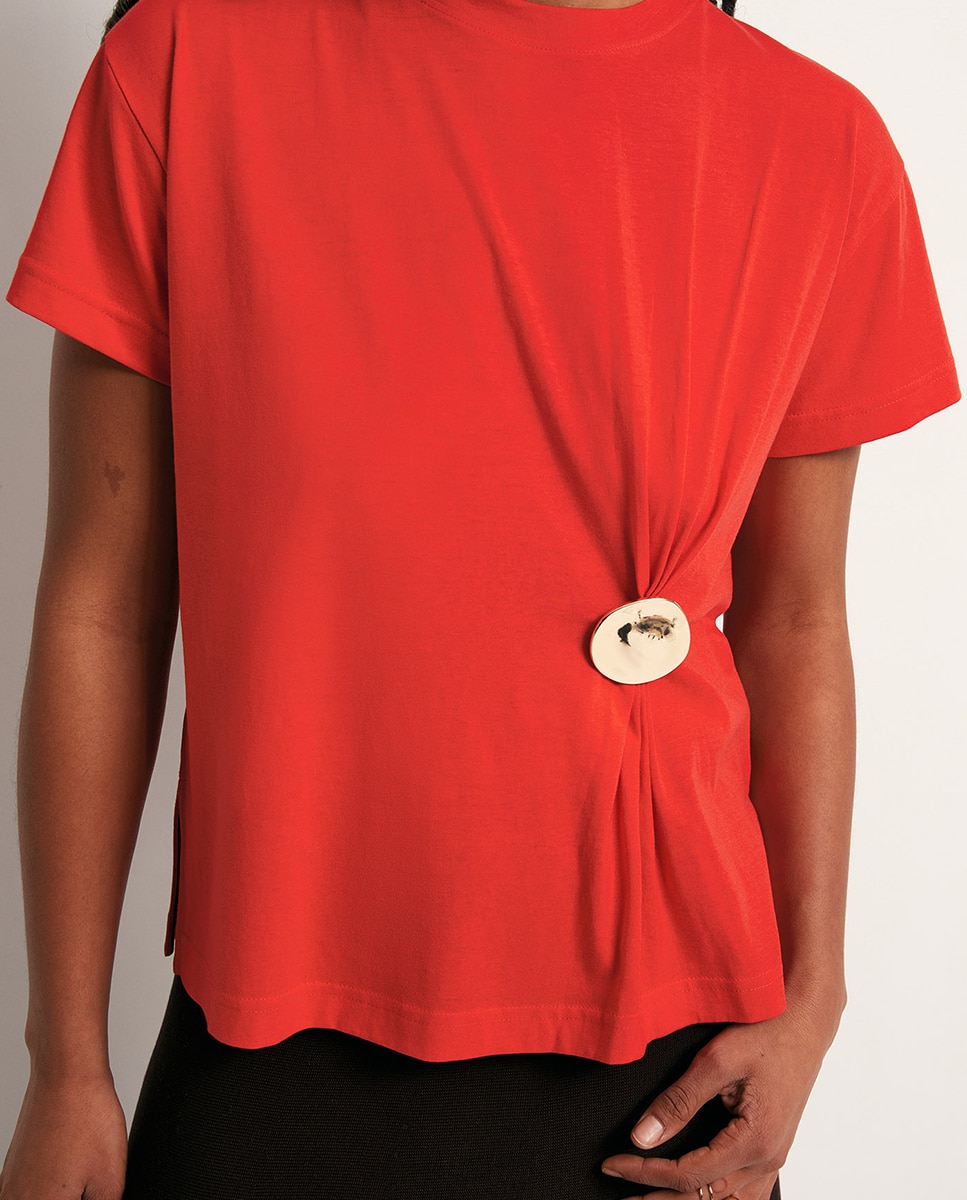 T-shirt com Peça Vermelho-3