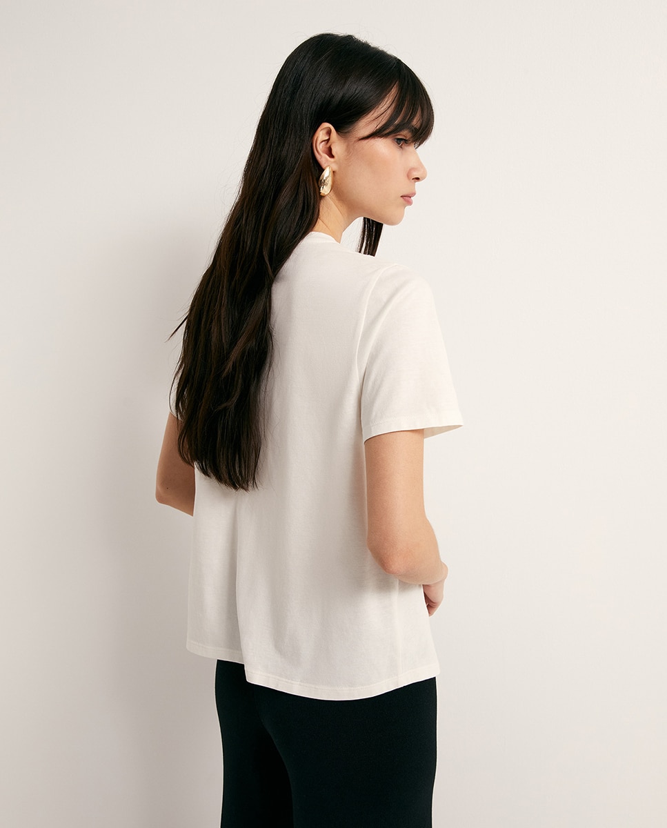 T-shirt com Adorno Preto-4