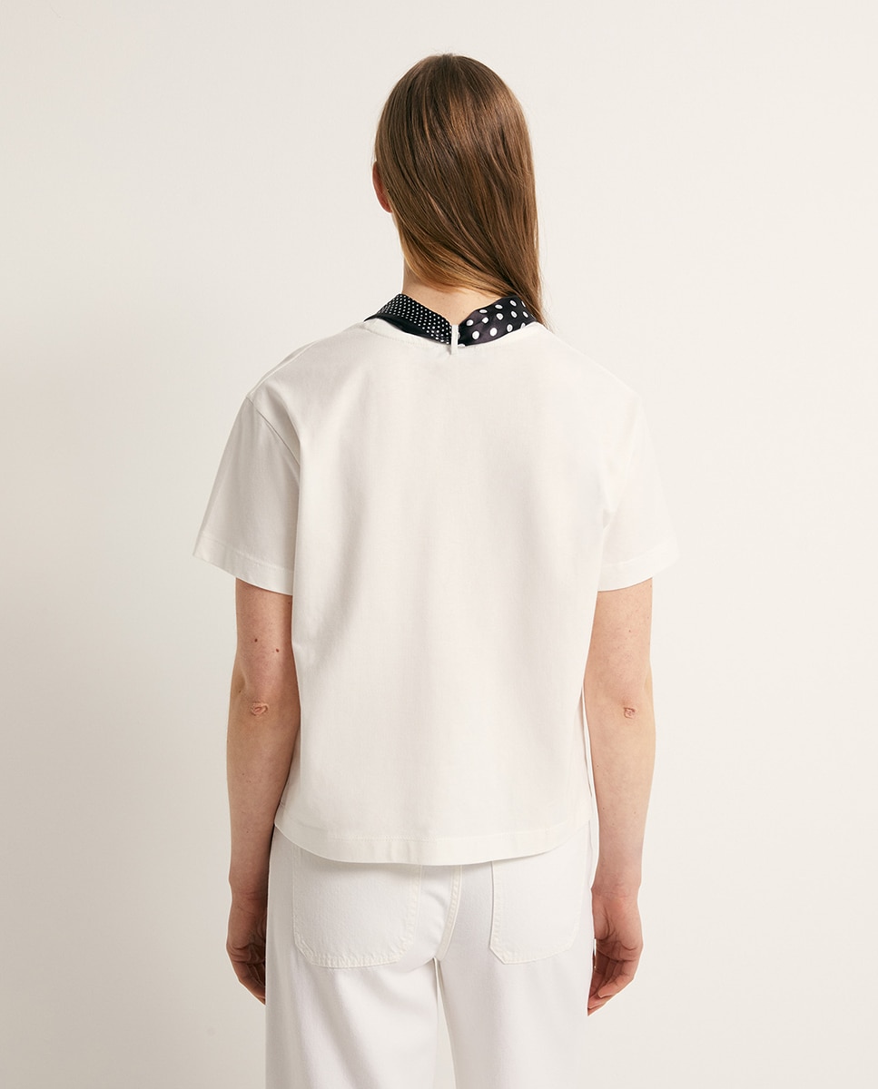 T-shirt com Lenço de Adorno Branco-5