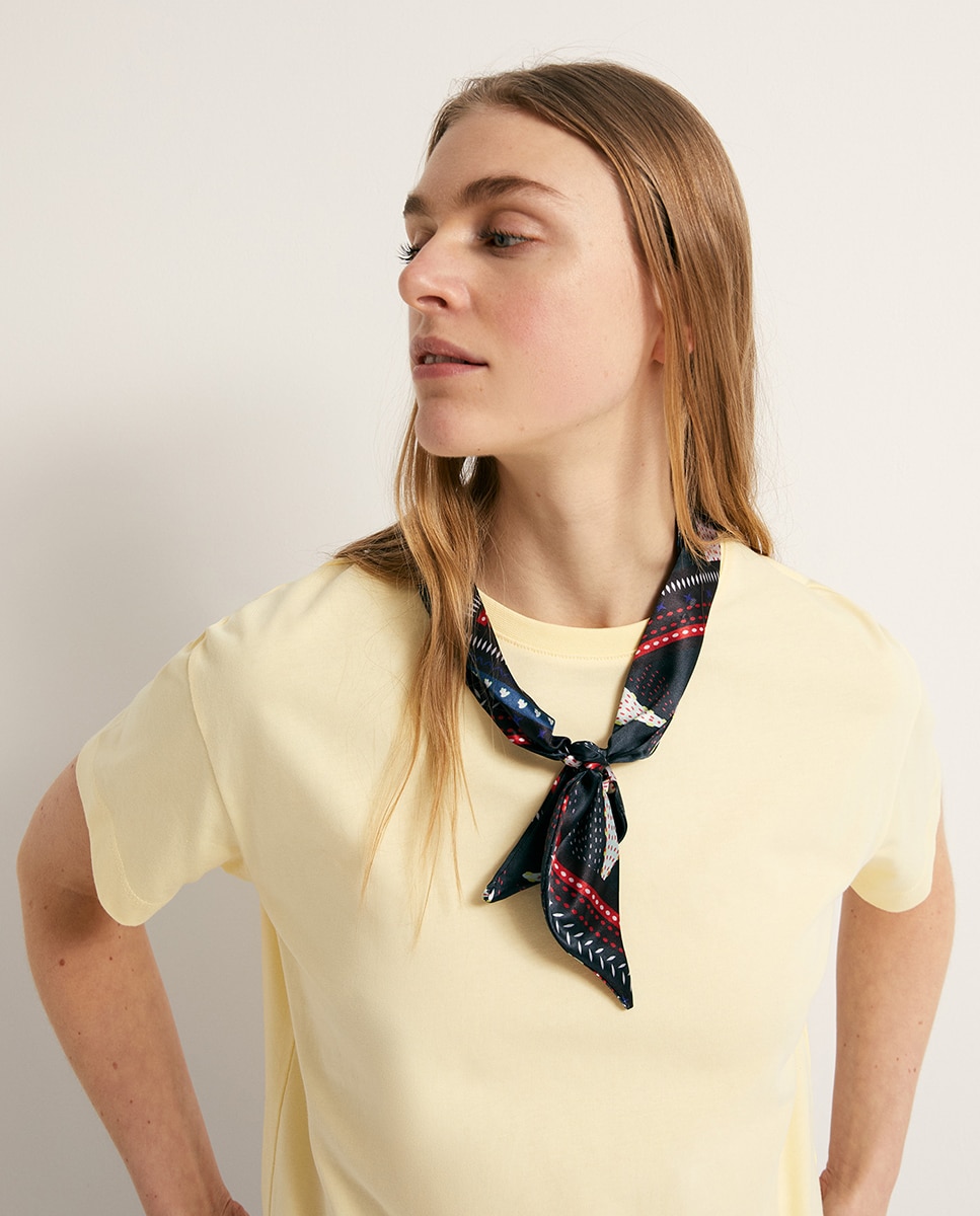 T-shirt com Lenço de Adorno Amarelo-3
