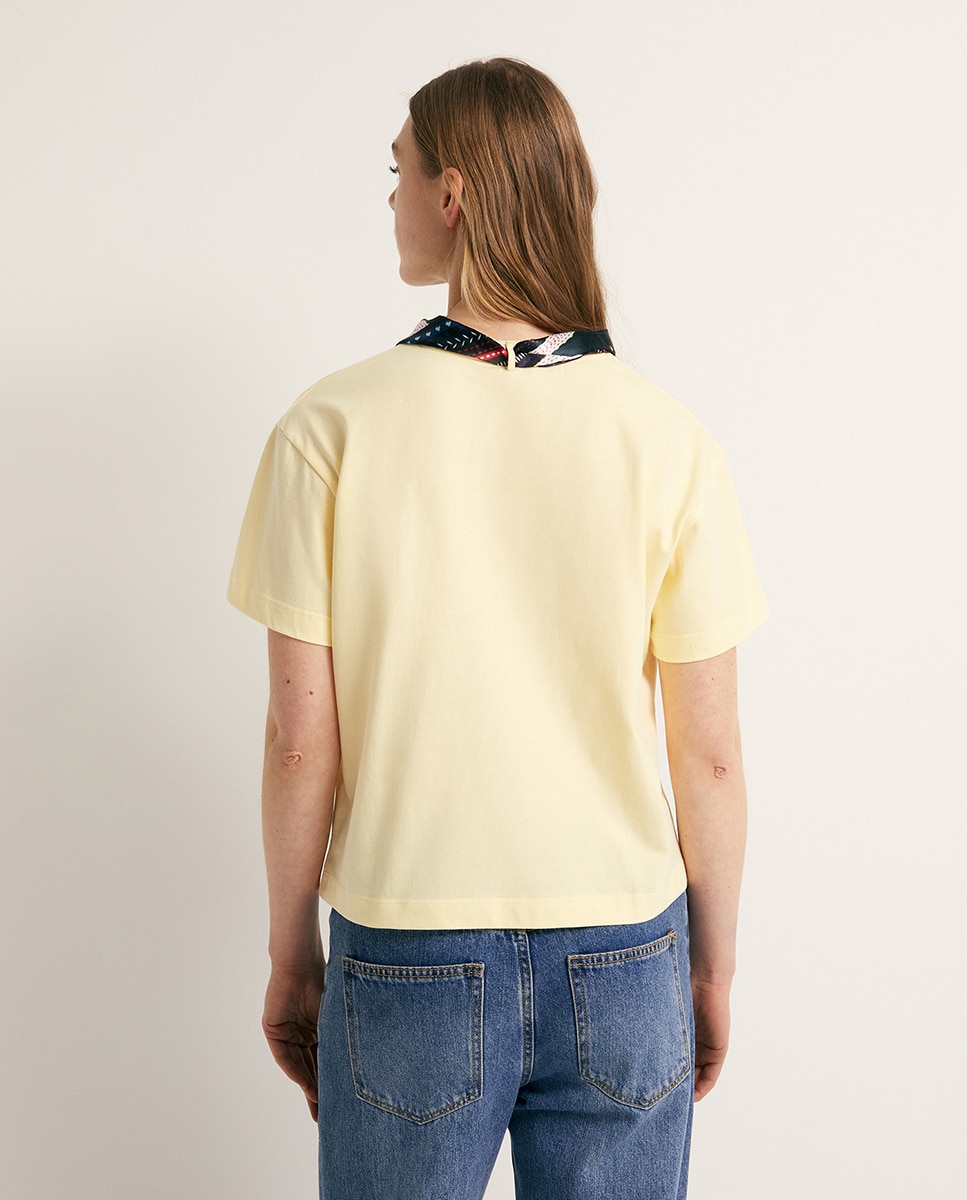 T-shirt com Lenço de Adorno Amarelo-5