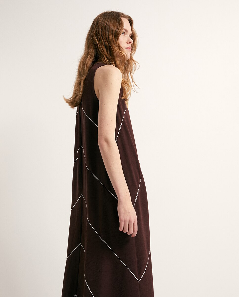 Vestido com Bordado em Contraste Castanho-4