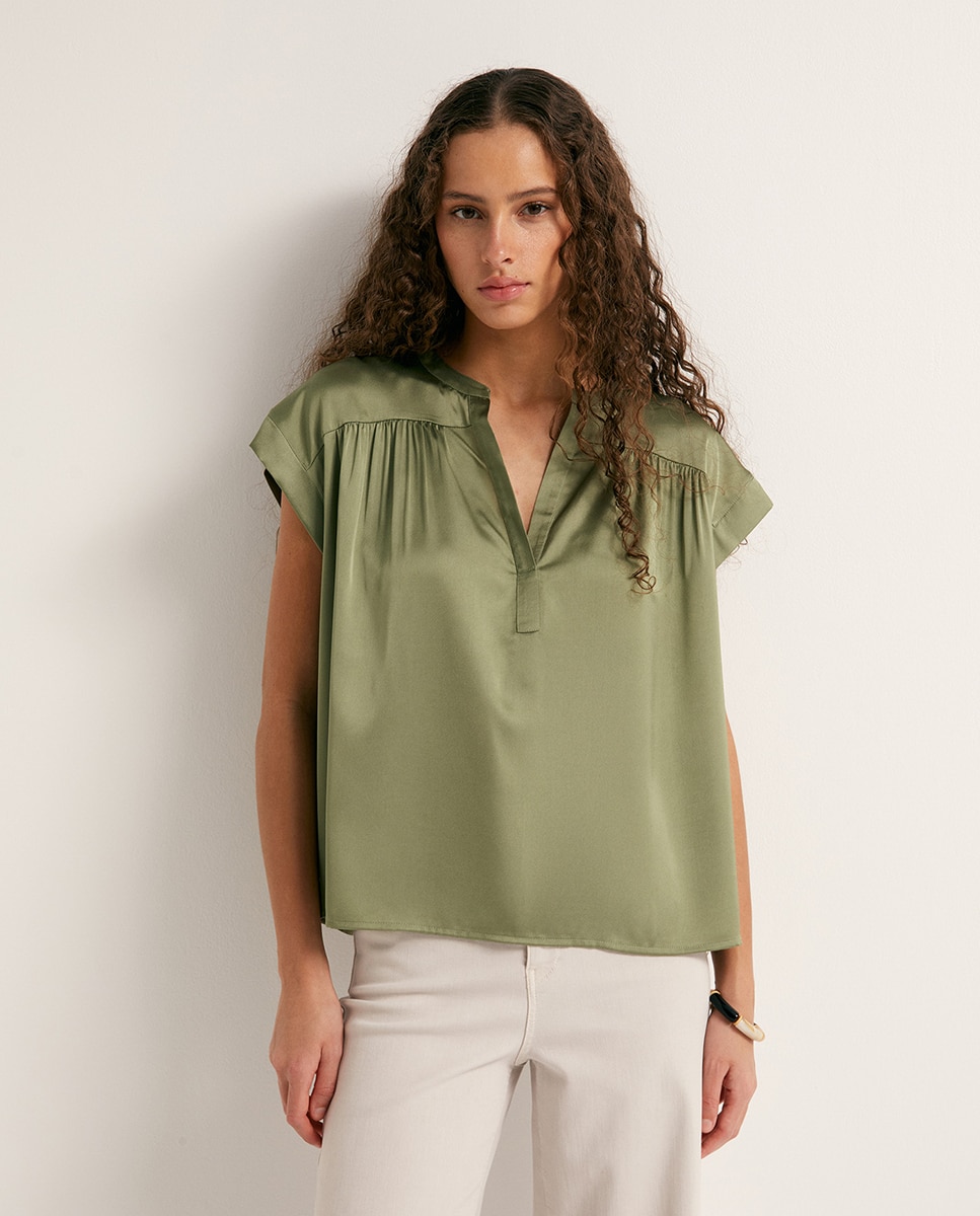 Imagem 0 de Top acetinado com decote em bico