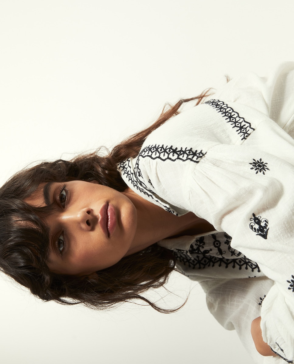 Blusa com bordados em contraste Branco-marfim-3