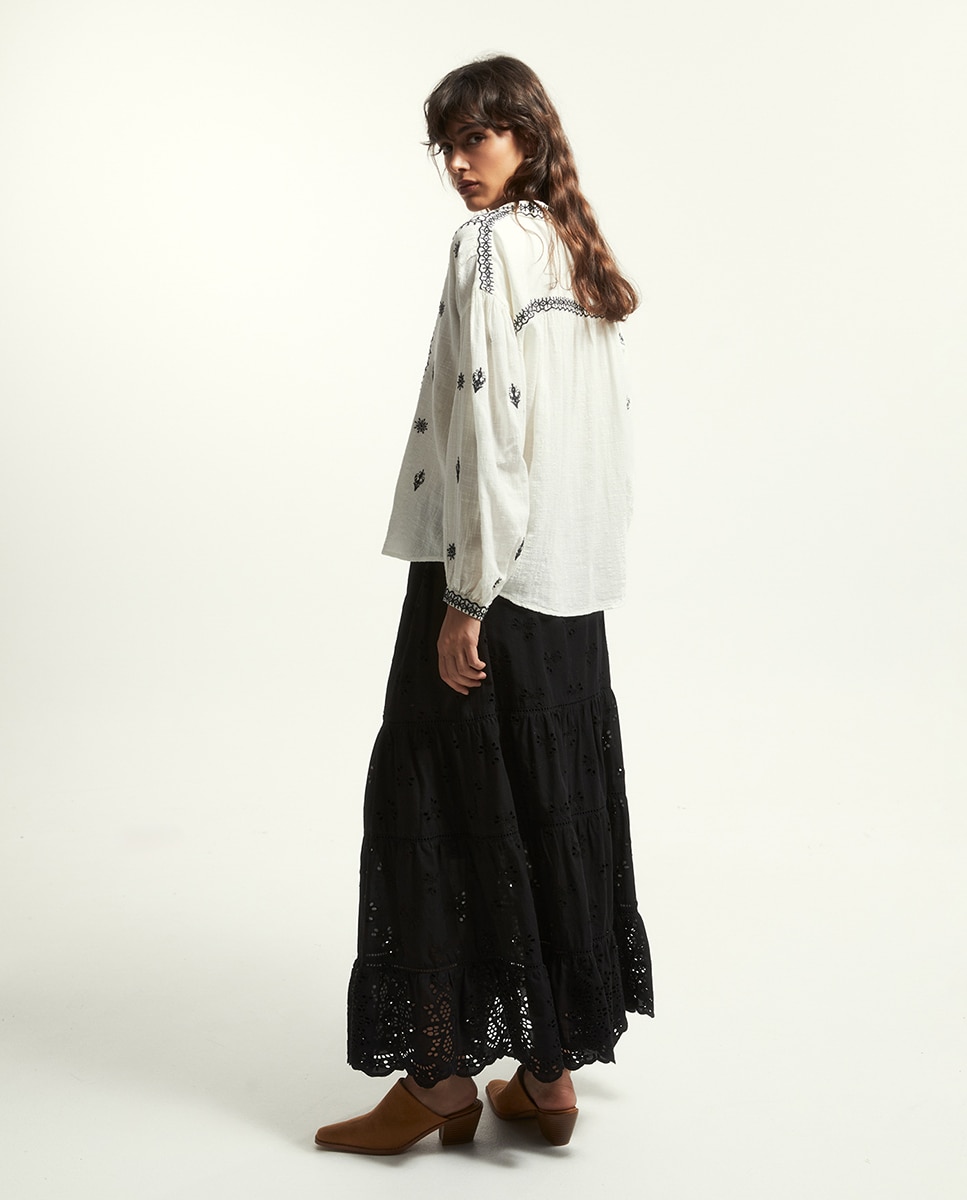 Blusa com bordados em contraste Branco-marfim-4